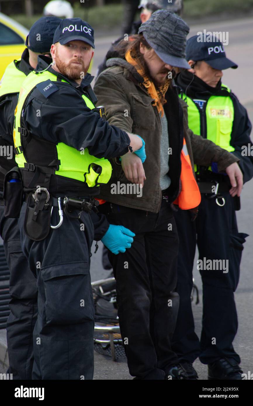 Grays, Thurrock, Großbritannien 2. April 2022 Stoppt einfach Öl Demonstranten blockieren Straßen am Thurrock Öldepot. Vier Demonstranten bestiegen einen Öltanker, der sich mit Schleusen auf dem Dach sicherte, während eine andere Gruppe eine Holzkonstruktion schuf, die einen Tunnel deckte, der unter der Straße ausgegraben wurde. Die vier Demonstranten wurden von den Rettungsdiensten mit einer Bahre entfernt und anschließend verhaftet. Kredit: Denise Laura Baker/Alamy Live Nachrichten Stockfoto