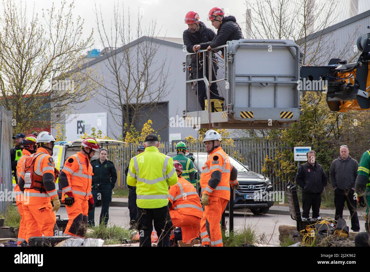 Grays, Thurrock, Großbritannien 2. April 2022 Stoppt einfach Öl Demonstranten blockieren Straßen am Thurrock Öldepot. Vier Demonstranten bestiegen einen Öltanker, der sich mit Schleusen auf dem Dach sicherte, während eine andere Gruppe eine Holzkonstruktion schuf, die einen Tunnel deckte, der unter der Straße ausgegraben wurde. Ein Mann wurde von der Oberseite der hölzernen Struktur entfernt und verhaftet. Die Struktur wurde dann entfernt und das Tunnelteam begann mit den Arbeiten zum Entfernen der Tunnelröhren. Kredit: Denise Laura Baker/Alamy Live Nachrichten Stockfoto