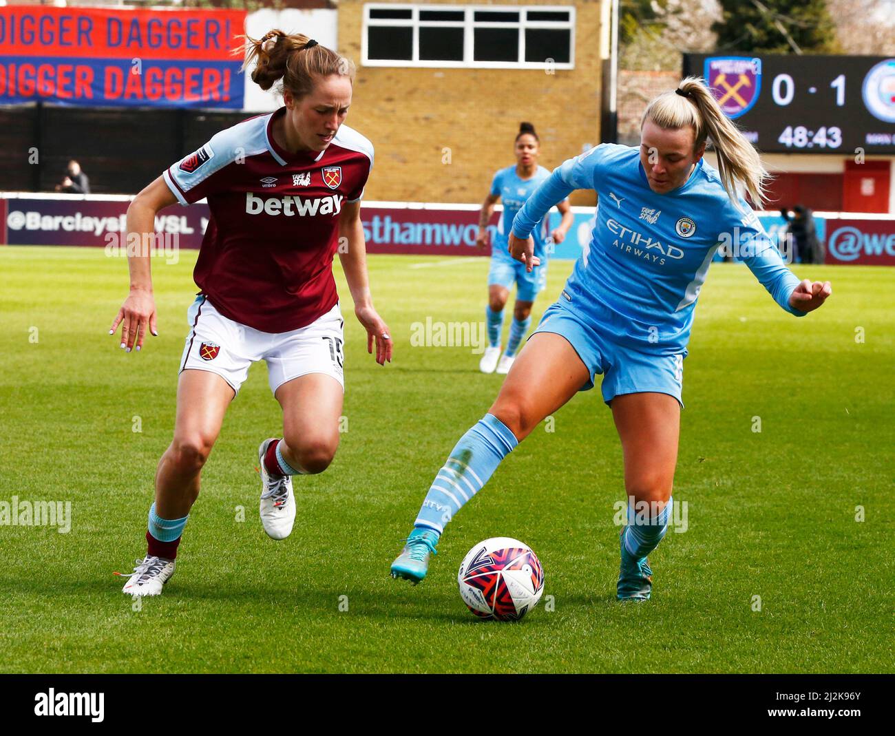 DAGENHAM, ENGLAND - APRIL 02: Lauren Hemp von Manchester City WFC hält Lucy Parker von West Ham United WFC während des Barclays FA Women's Super Leagu Stockfoto