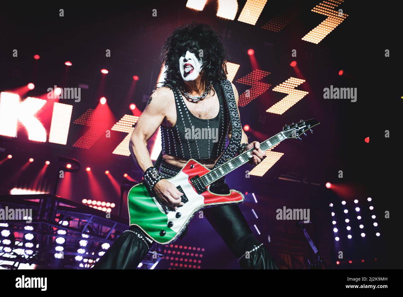 ITALIEN, BOLOGNA, UNIPOL ARENA 2017: Paul Stanley, Gitarrist und Sänger der amerikanischen Rockband „KISS“, tritt live auf der Bühne für die „World Tour“-Etappe Europas auf Stockfoto