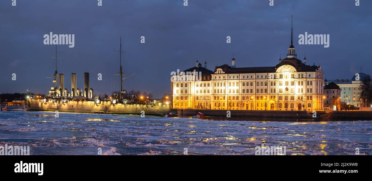 St. Petersburg, Russland - April, 2022: Cruiser Aurora und Naval Nakhimov School im Morgengrauen Stockfoto