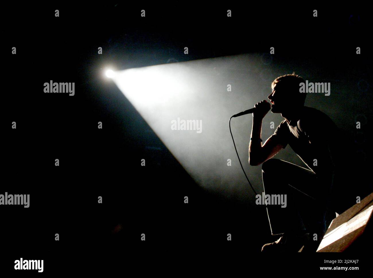 Brett Anderson, Sänger der Gruppe Suede, tritt beim Hultsfred Festival, 2002, Hultsfred, Schweden auf. Stockfoto