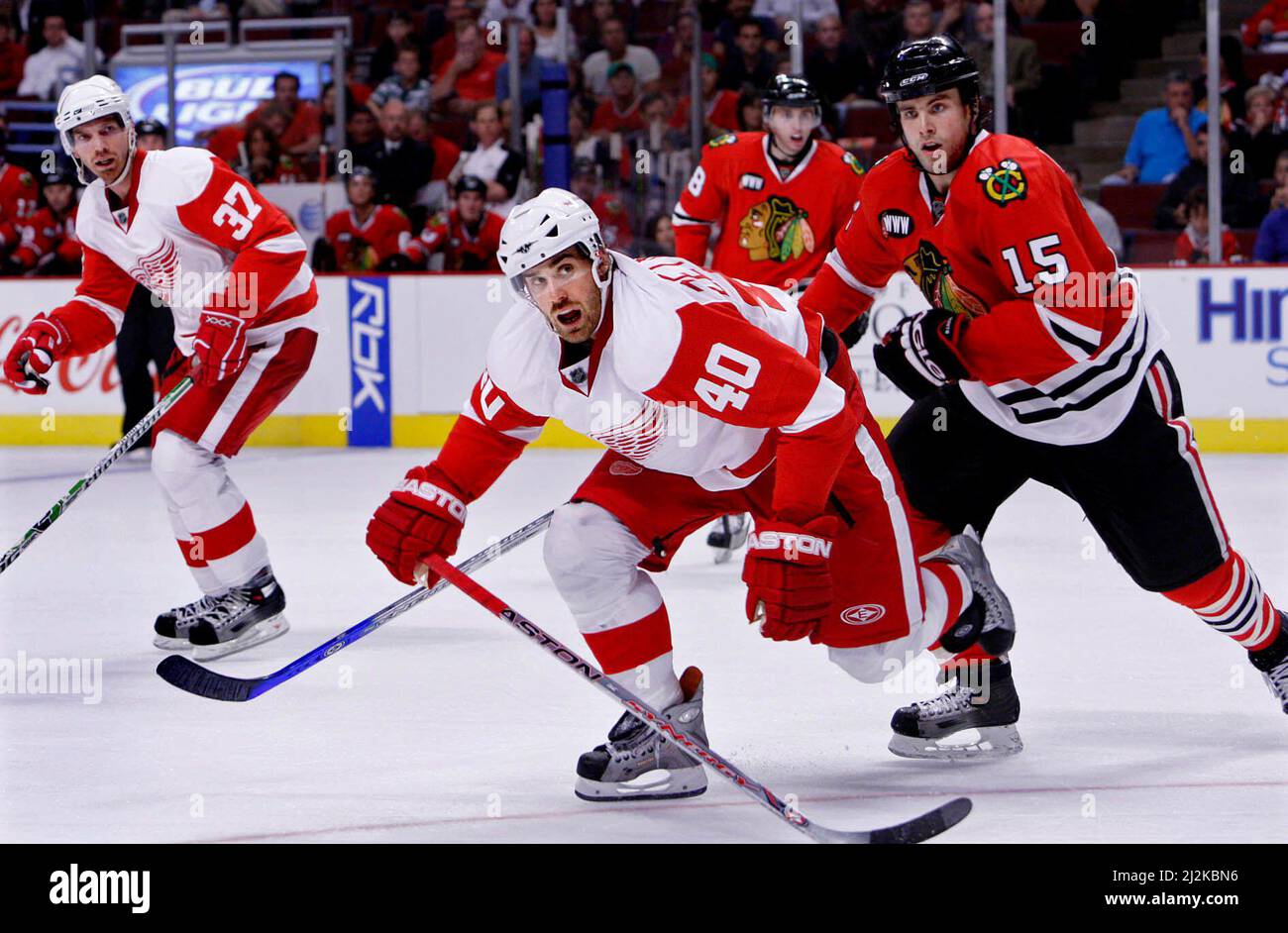 NHL-Spiel zwischen Chicago Black Hawks und Detroit Red Wings in United Center, Chicago, USA. Der schwedische Spieler Henrik Zetterberg Nr. 40 in Detroit. Stockfoto