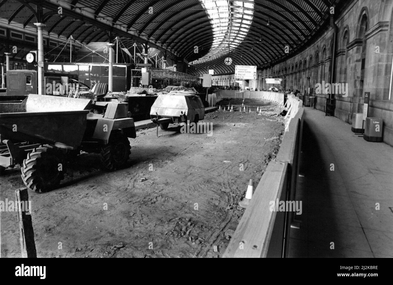 Ein Arbeiter rippte Hunderte von teuren Marmorfliesen auf, nachdem die britische Eisenbahn im Sommer 1987 einen Versuch machte, den Hauptbahnhof von Newcastle aufzuhellen, was zu einem Alptraum wurde. Jede Fliese wurde nur 10 Monate nach dem Verlegen in einer Operation, die mehr als 100.000 gekostet haben soll, aus der Hauptkonkursbahn entfernt. Es wurde davon ausgegangen, dass die BR-Chefs in einen Rechtsstreik mit Vertragspartnern verwickelt waren, die die Rechnung für die Katastrophe bezahlen sollten. Probleme begannen fast, sobald die antiken keltischen Bodenfliesen verlegt wurden. Risse traten in mehreren Bereichen auf und die Situation wurde so schlimm, dass ma Stockfoto