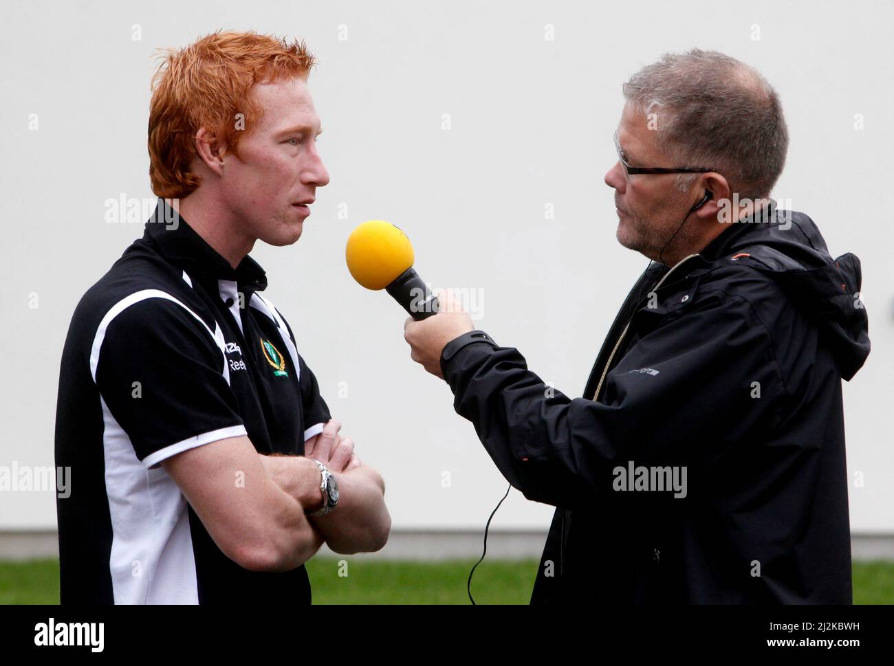 Der ehemalige Hockeyspieler Jörgen Jönsson, Färjestad BK, wird vom Schwedischen Radio interviewt. Stockfoto