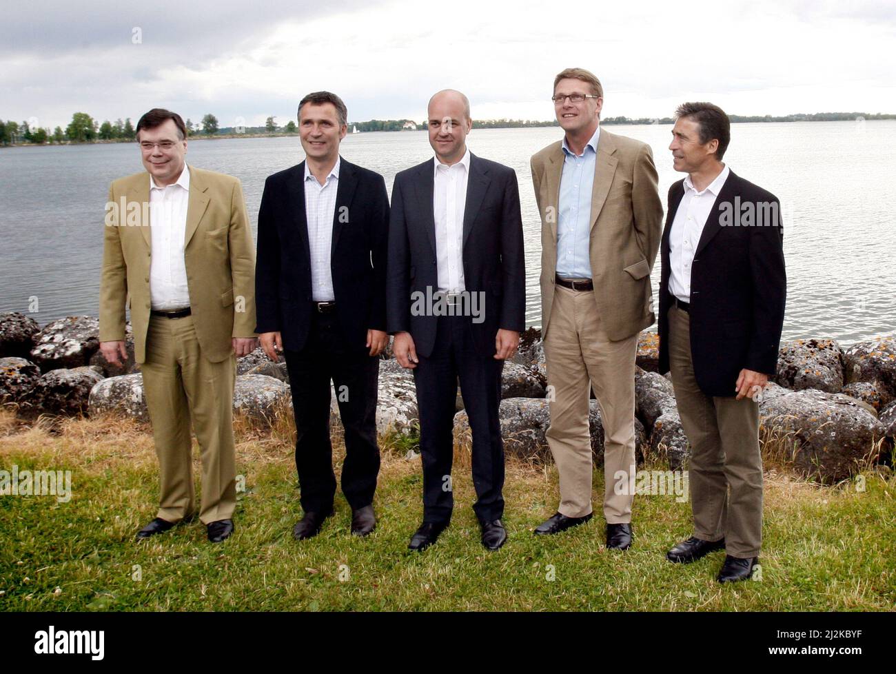 Die fünf nordischen Ministerpräsidenten trafen sich am Sonntag zu einem informellen Treffen der Ministerpräsidenten in Vadstena. Das Treffen wird am Montag fortgesetzt. Picture: Der isländische Ministerpräsident Geir H Haarde, der norwegische Premierminister Jens Stoltenberg, der schwedische Fredrik Reinfeldt, der finnische Premierminister Matti Vanhanen und der dänische Premierminister anders Fogh Rasmussen. Stockfoto