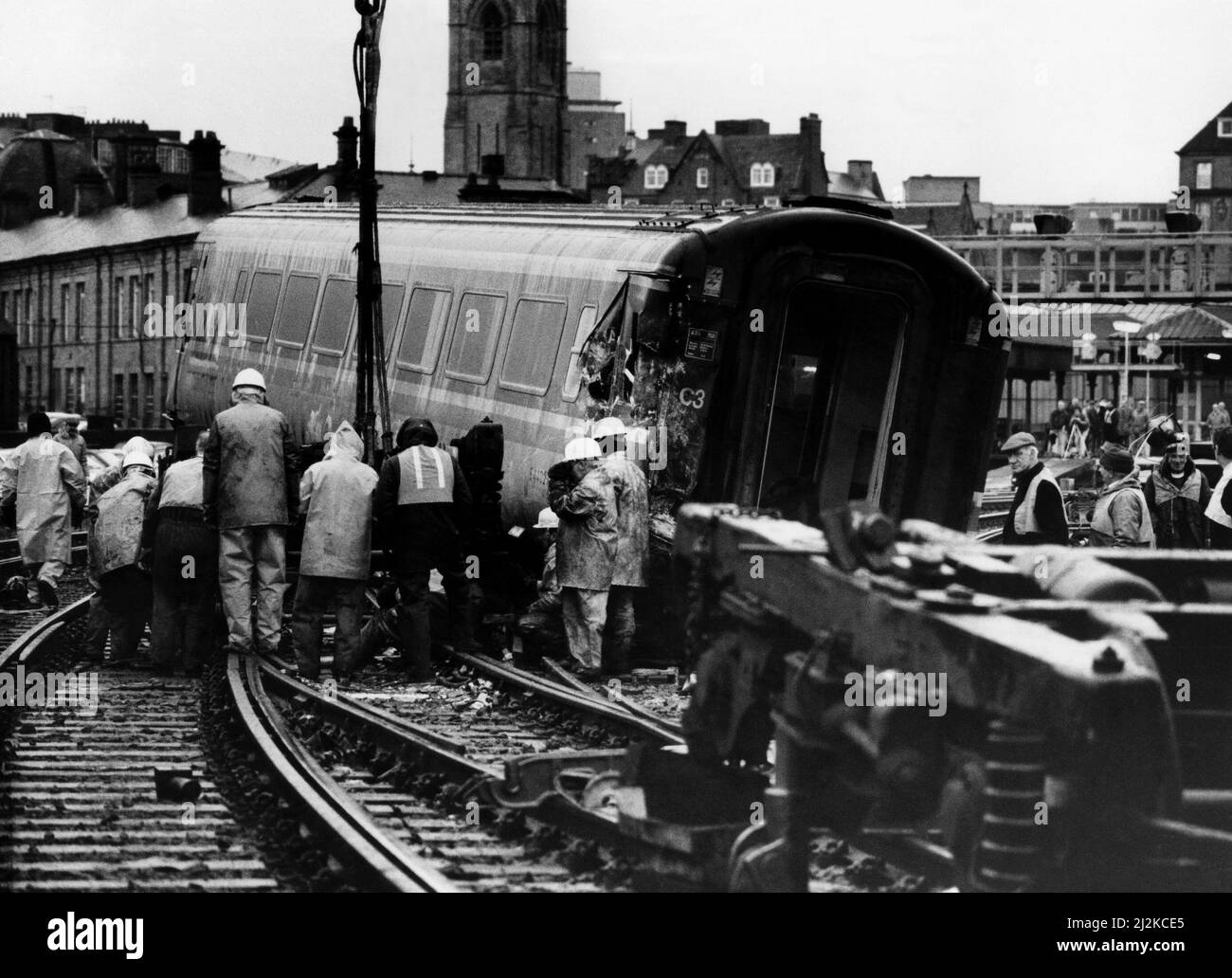 Dreizehn Menschen wurden verletzt und Hunderte weitere Personen führten am 30.. November 1988 nach einem Zusammenstoß zweier Inter-City 125-Züge zur Sicherheit von einer Brücke über den Fluss Tyne. Der Unfall ereignete sich auf der Nordanfahrt zur King Edwar Bridge 100 Fuß über dem Fluss, als sich ein Zug vorbereitete, den Hauptbahnhof von Newcastle zu betreten, und der andere sich herauszog. Dutzende von Arbeitern versuchen, die Spur zu räumen Stockfoto