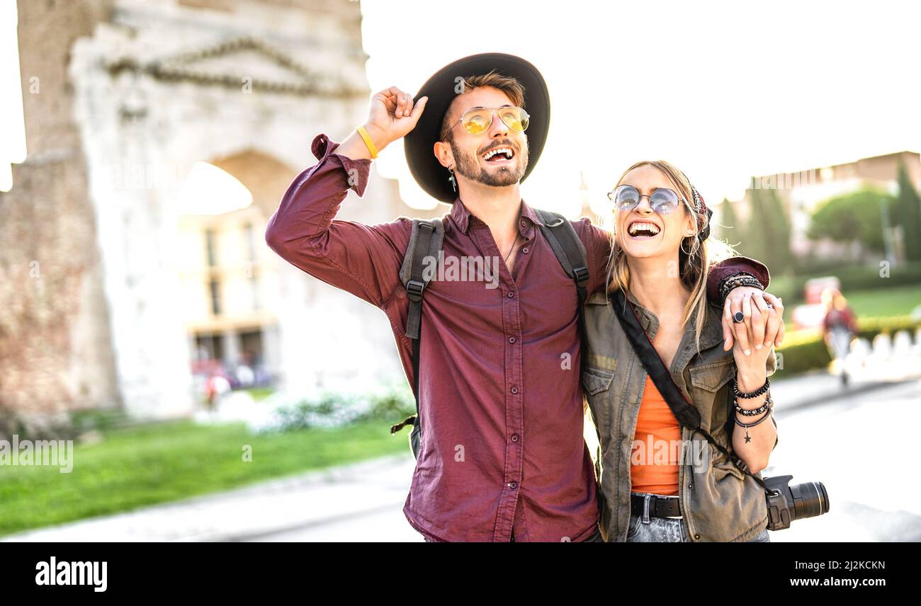 Glücklicher Freund und Freundin in der Liebe mit echten Spaß zu Fuß in der Altstadt - Wanderlust Lebensstil und Reise Urlaubskonzept Stockfoto