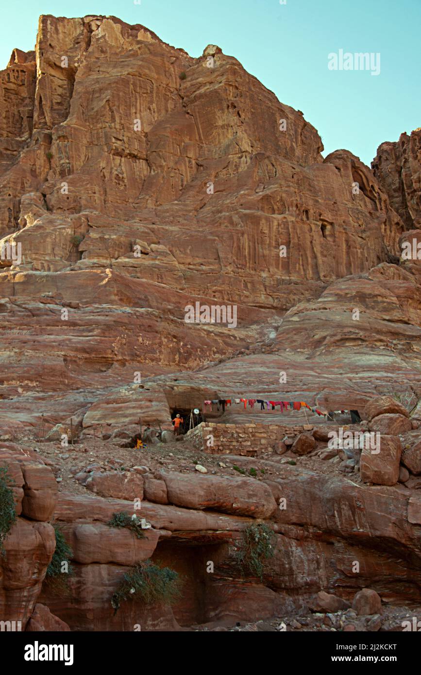 Kleidung, die vor einer Höhle in Petra, Jordanien, trocknet Stockfoto