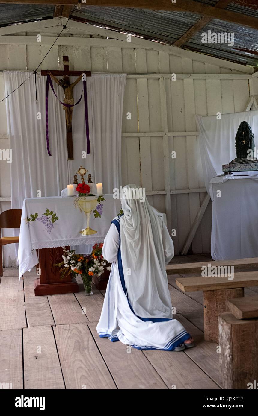 Mutter Teresa betet in der katholischen Mission in Costa Rica Stockfoto