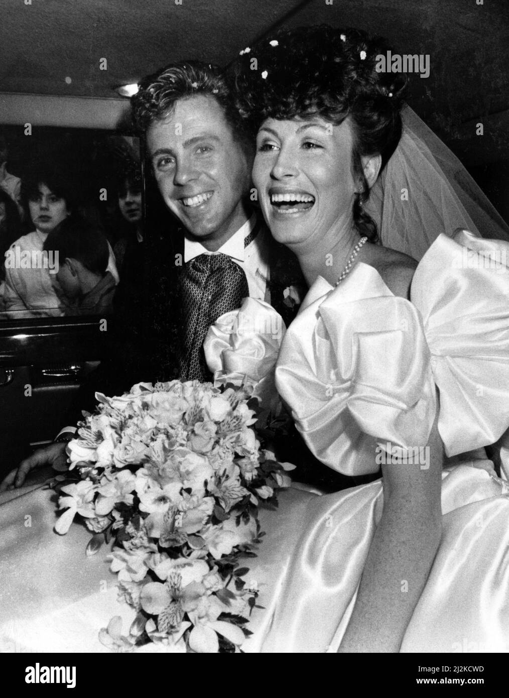 Trackstar Tom McKean und seine Jugendliebe Yvonne Fraser nach ihrer Hochzeit in der St. Columba's Church, Uddingston. 4.. Dezember 1988. Stockfoto