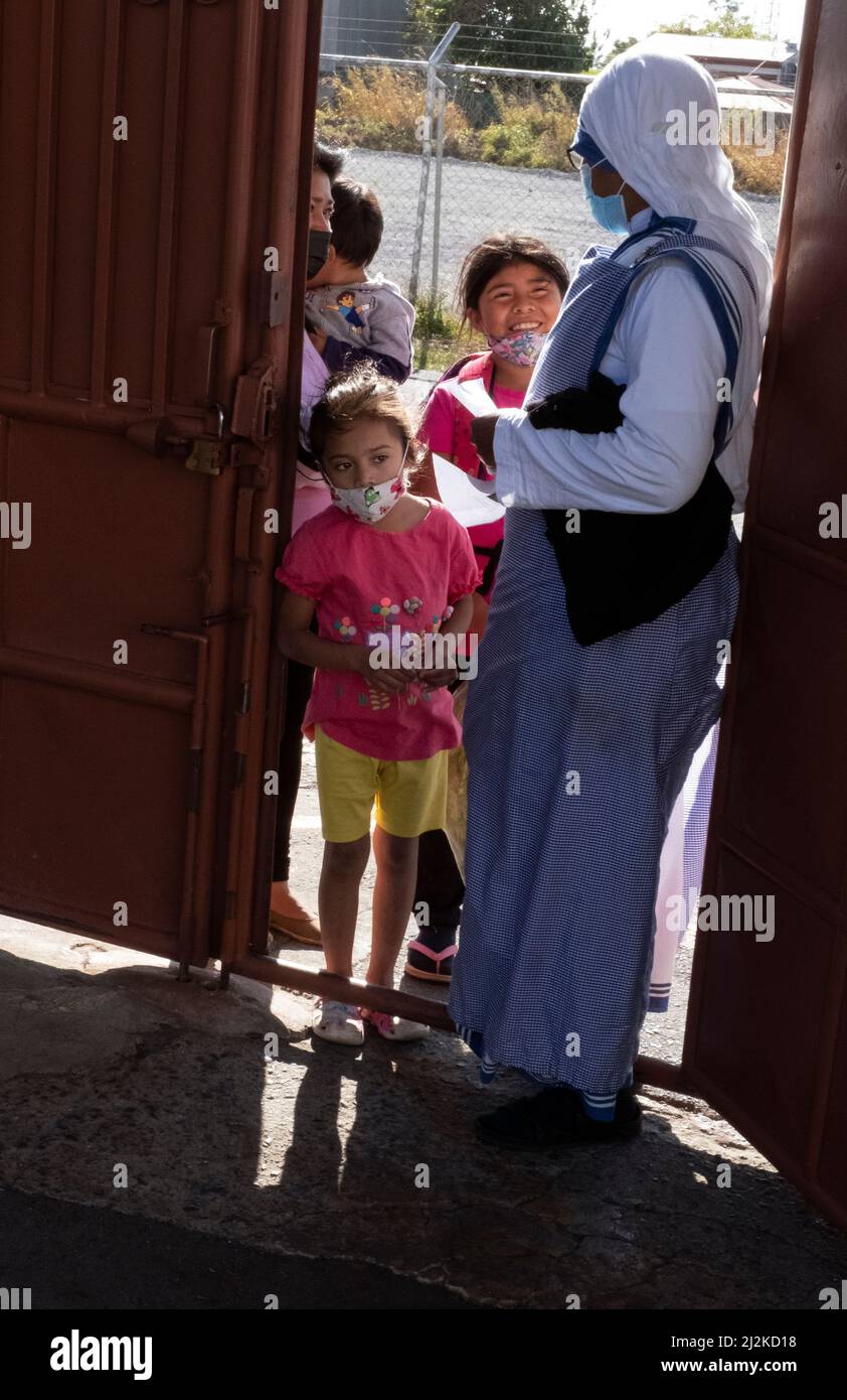 Mutter Teresa Schwester liefert Lieferungen an nicaraguanische Einwanderer in Costa Rica Stockfoto