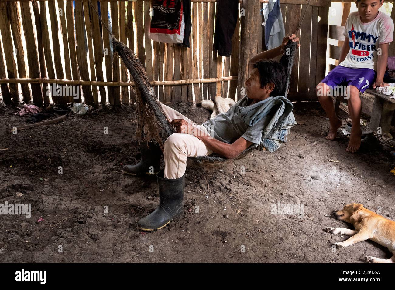 Mann, der in seiner Hängematte auf einem indigenen Reservat in Costa Rica ruht Stockfoto