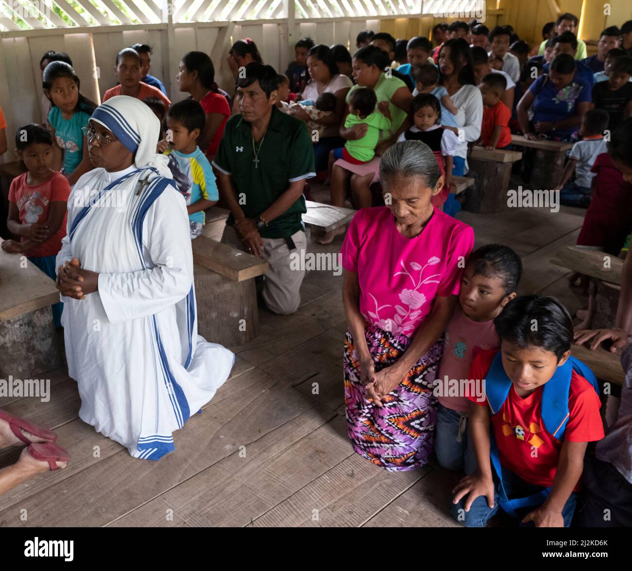 Mutter Teresa Schwester betet mit Mitgliedern eines indigenen Stammes in Costa Rica Stockfoto