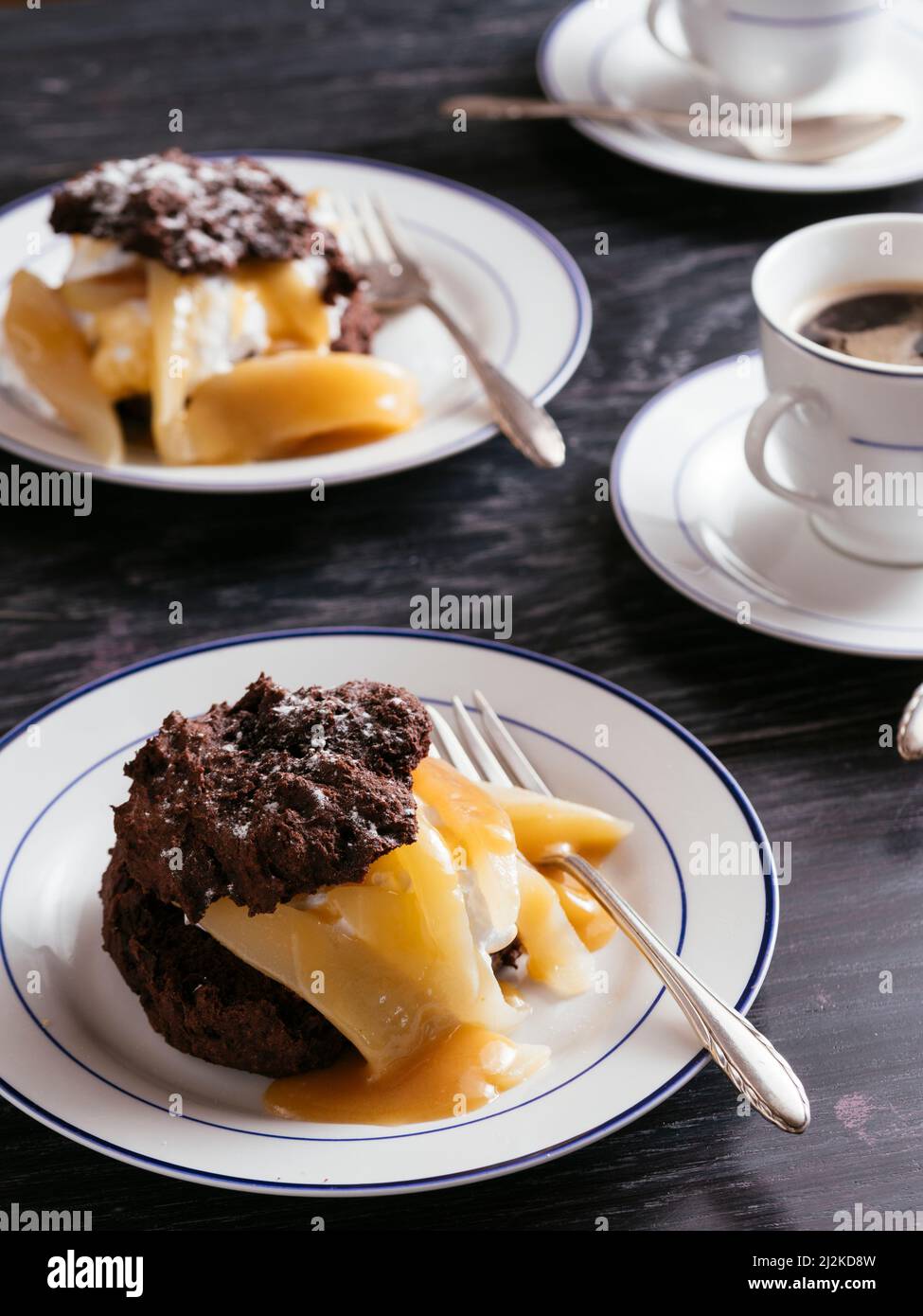 Vegane Schokoladen-Shortcakes mit Birnen und Karamellsauce Stockfoto