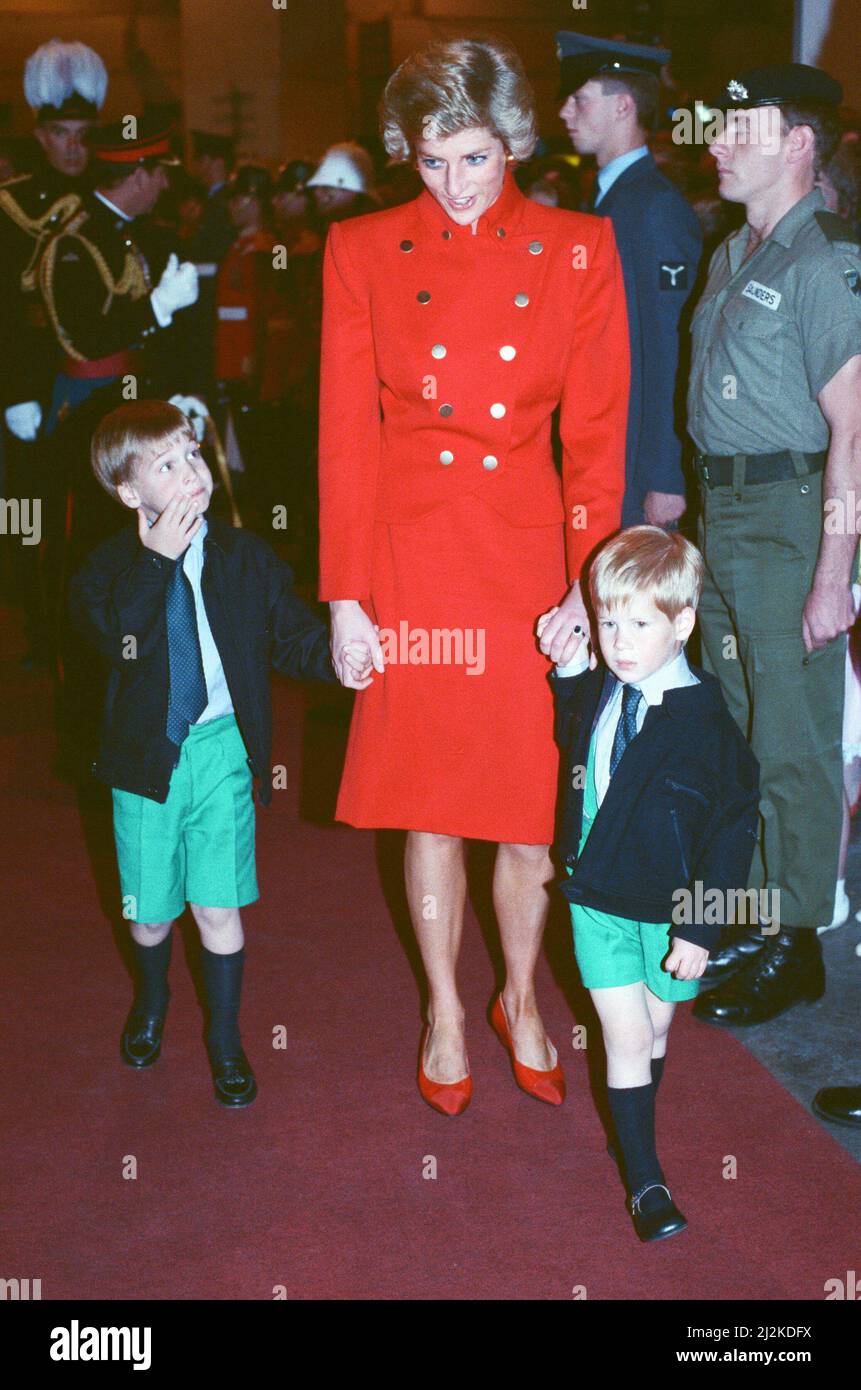 Ihre Königliche Hoheit Prinz Charles, der Prinz von Wales, und ihre Hoheit Prinzessin Diana, die Prinzessin von Wales, mit ihren Kindern Prinz William (links) und Prinz Harry (rechts) nehmen am Königlichen Turnier in Olympia, Earls Court, in West London Teil. Bild aufgenommen am 28.. Juli 1988 Stockfoto