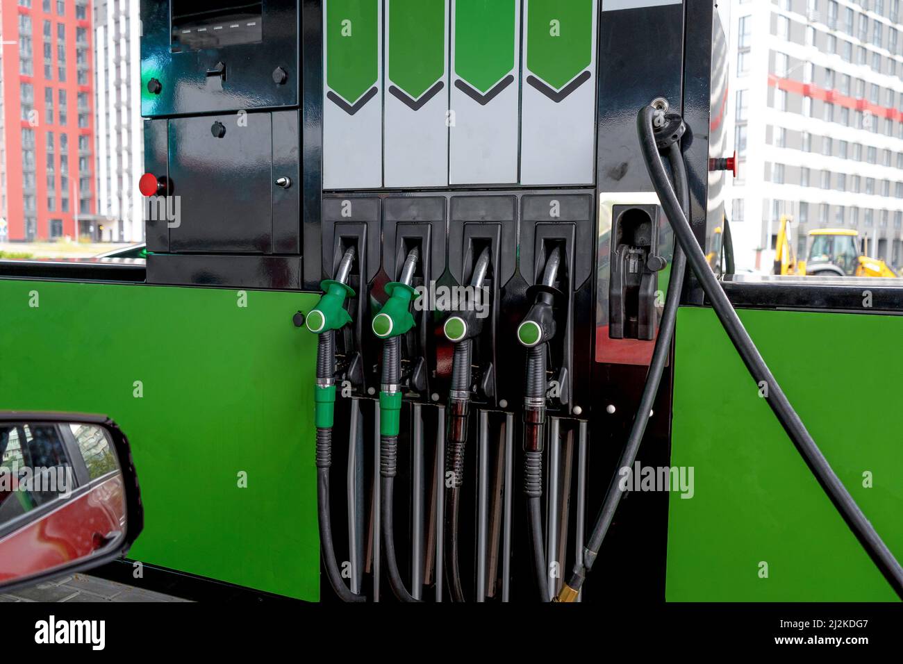 Verschiedene Kraftstoffdüsen an einer Tankstelle. Nahaufnahme. Tanken eines Autos mit Benzin, Gas, Diesel. Stockfoto