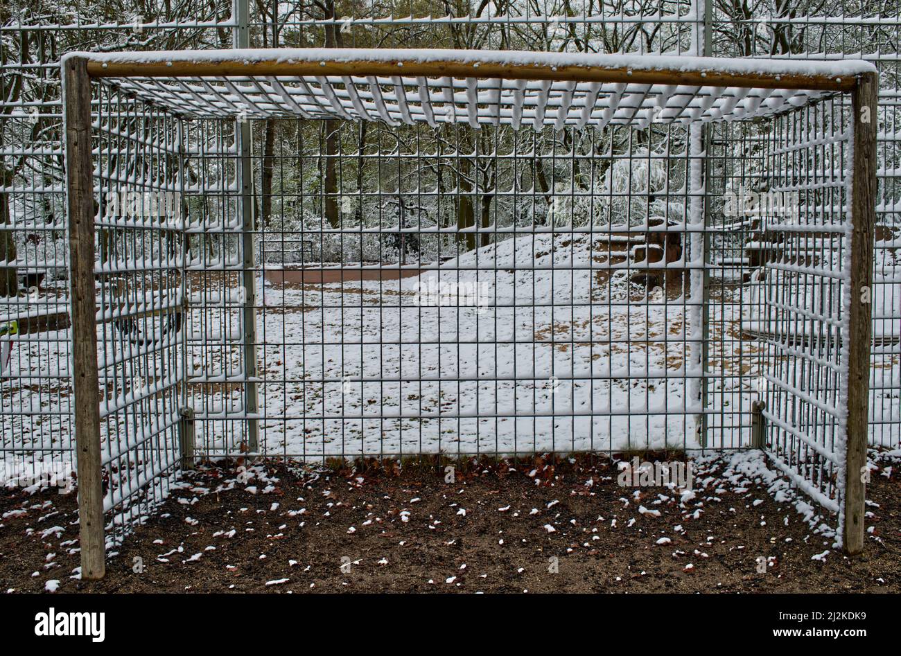 Schneebedecktes Fußballtor in einem Fußballbereich Stockfoto