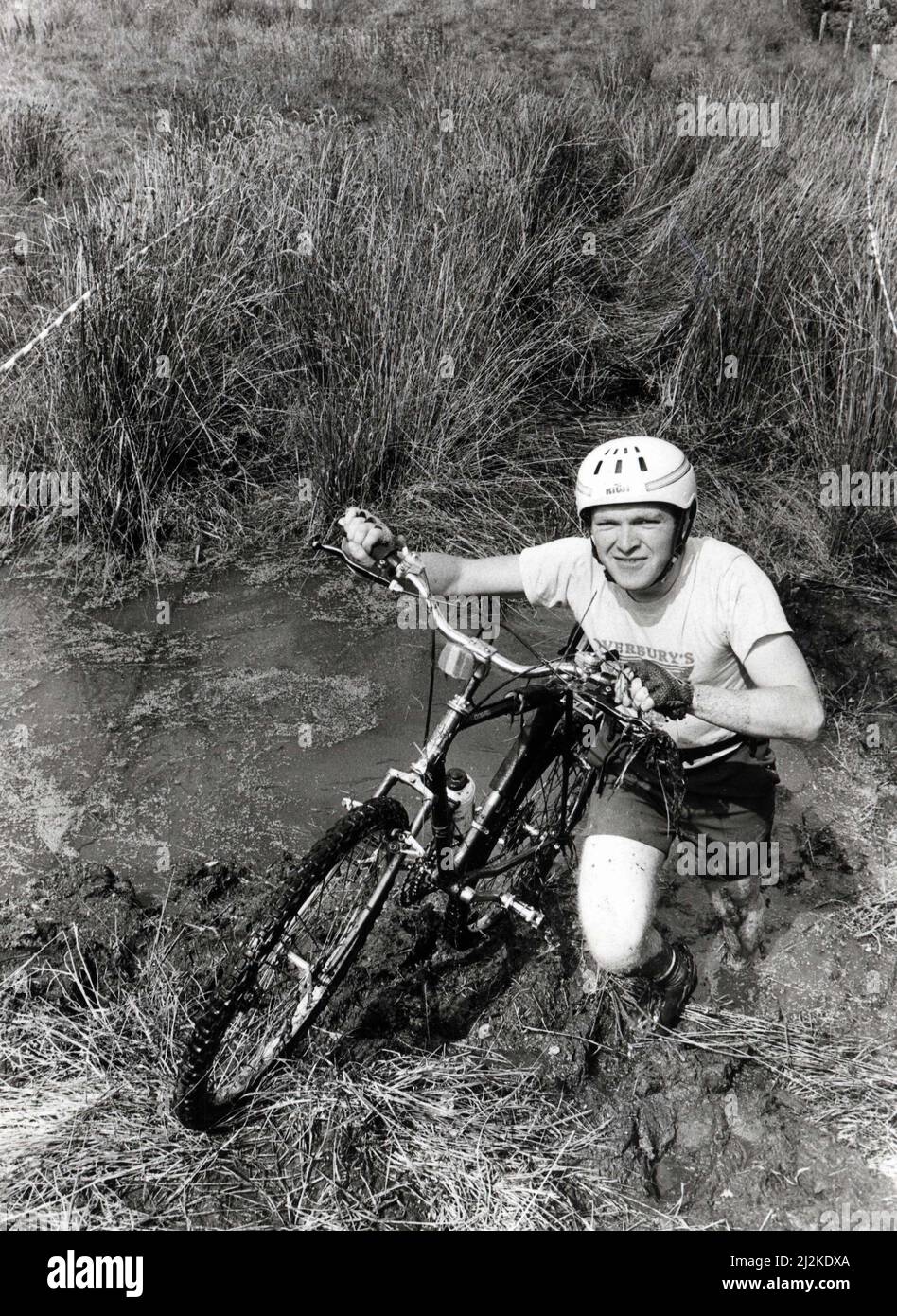 Moor Hopping - eine direkte Verbindung... ein weiterer Ansatz dieses crash-helmeted Konkurrenten.31. August 1987. Stockfoto