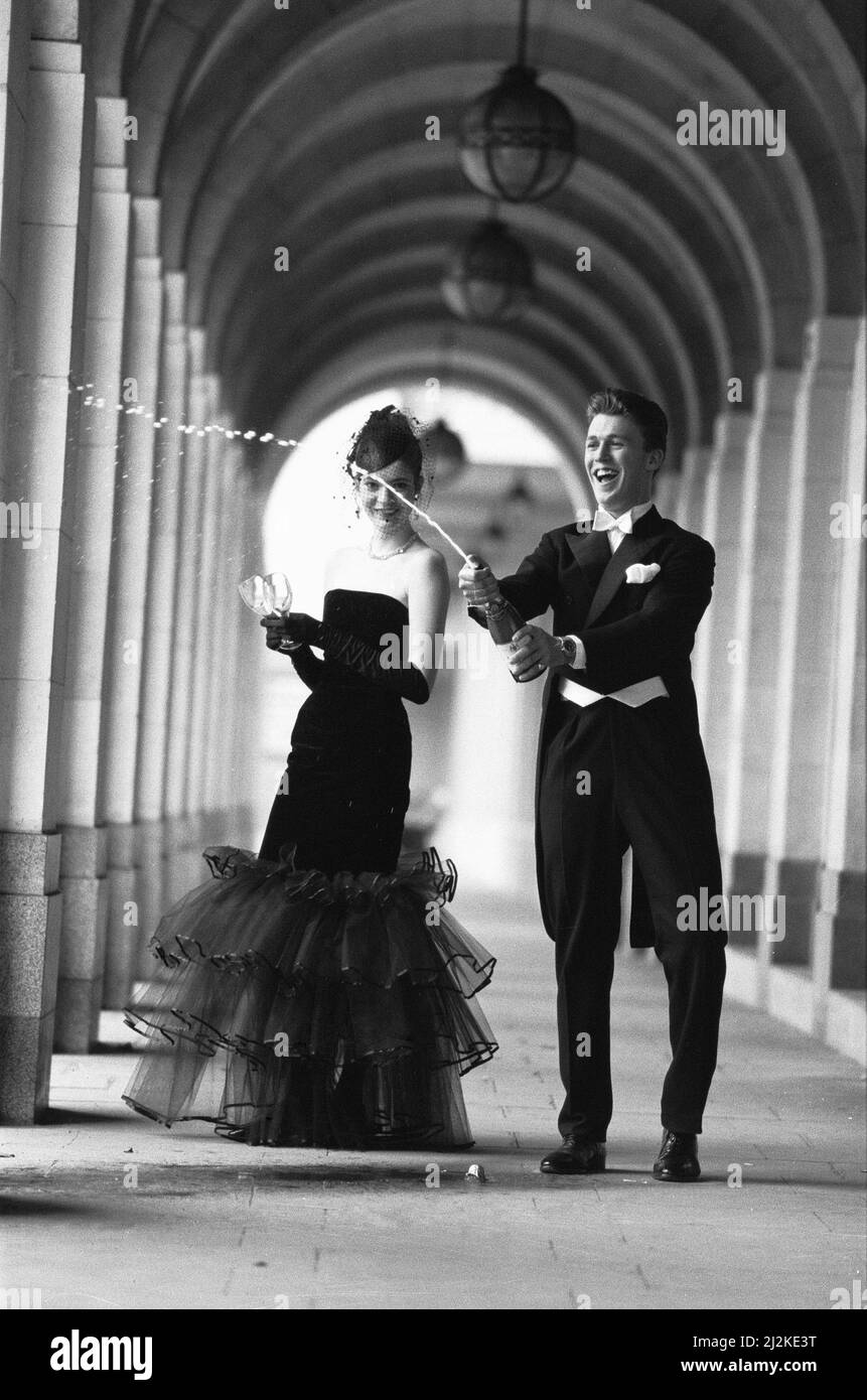 Zwei Darlinge des deb-Sets geben einen Toast auf die Mode, als sie sich auf eine Nacht voller Ballkleider und Sekt auf der Charity Berkeley Dress Show vorbereiteten.Victoria Sykes und Adam Parson wurden von 21other hellen jungen Dingen begleitet, die im Savoy Lancaster Ballroom Kleidung modellierten. Alle Einnahmen aus der Veranstaltung wurden an den NSPCC gespendet. 13.. April 1987 Stockfoto