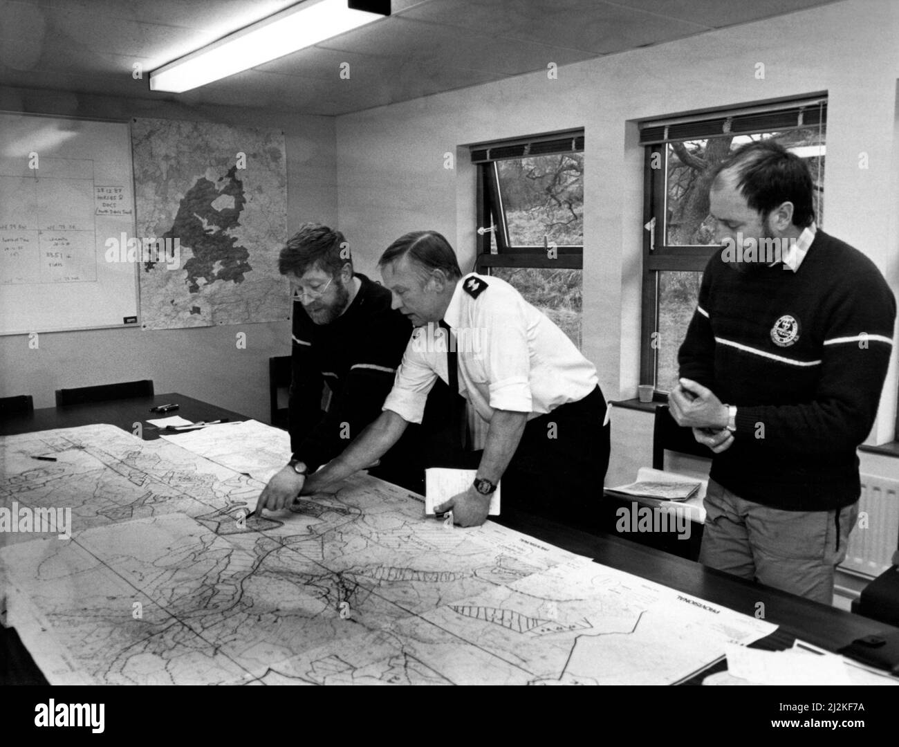 Die Flugkatastrophe von Lockerbie, die sich am 21.. Dezember 1988 ereignete. Beteiligt war die Pam Boeing 747-121, Clipper Maid of the Seas. Insp. John Millican mit Brian Wright, Left, und Pete Roberts von den Rettungsteams von Cleveland und Northumberland im Kontrollraum der Suche. 29/12/1988 Stockfoto