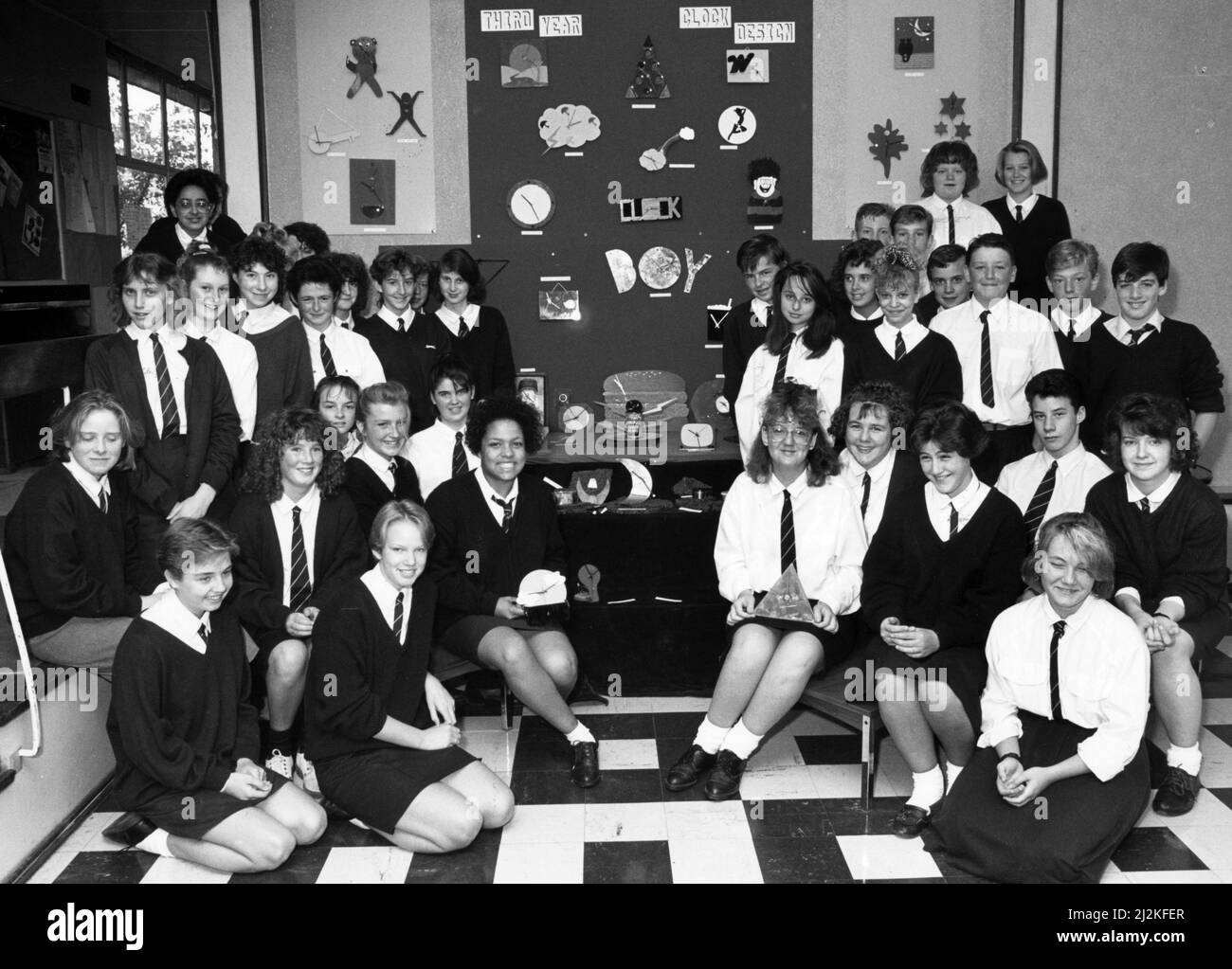 Schüler der Ian Ramsey School, Stockton, 5.. Oktober 1988. Sie haben über 30 Zeitstücke, abgebildet, Louise Avison (links) und Lorraine Turnbull, beide 14, mit ihren Uhren gefertigt, viele davon sind an der Wand des Klassenzimmers zu sehen. Stockfoto
