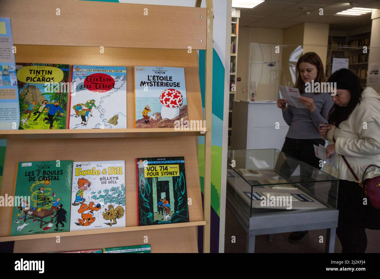 Moskau, Russland. 2.. April 2022. Besucher im Lesesaal der Allrussischen Staatsbibliothek für ausländische Literatur, benannt nach M. I. Rudomino, in der Nikolojamskaja Straße in Moskau. Die Bibliothek für ausländische Literatur verfügt über einzigartige Sammlungen ausländischer Literatur mit einem breiten humanitären Profil, die aus mehr als 4 Millionen Exemplaren bestehen, darunter Bücher und Zeitschriften in mehr als 140 Sprachen der Welt. Quelle: Nikolay Vinokurov/Alamy Live News Stockfoto