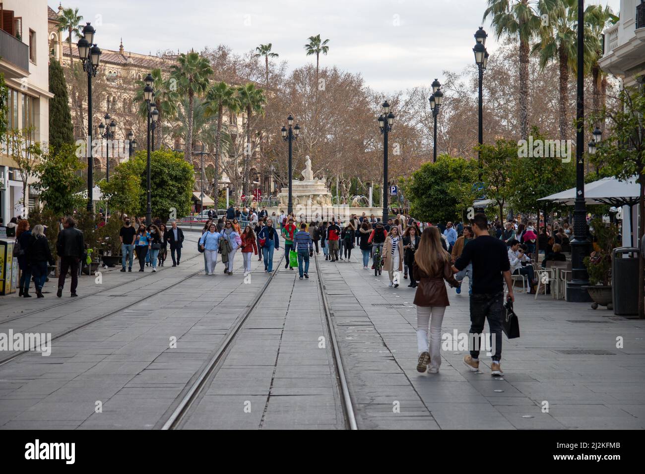 Sevilla, Spanien - 26.02.2022:Menschen auf der Avenida da Constitution in Sevilla Stockfoto