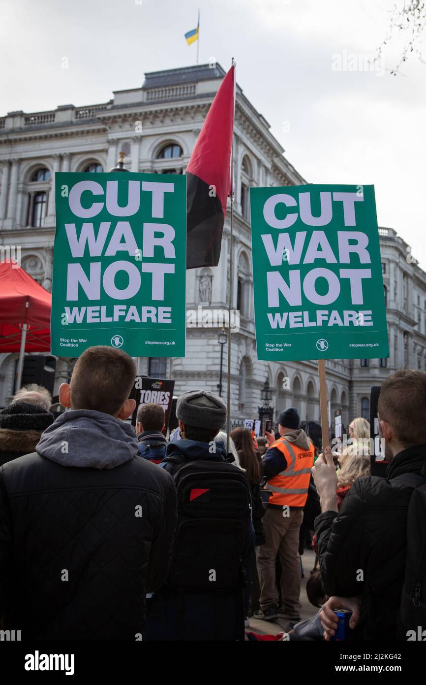 London, Großbritannien. 2. April 2022. Vor der Downing Street haben sich Menschen versammelt, um gegen die steigenden Lebenshaltungskosten im Land zu protestieren. Quelle: Kiki Streitberger/Alamy Live News Stockfoto