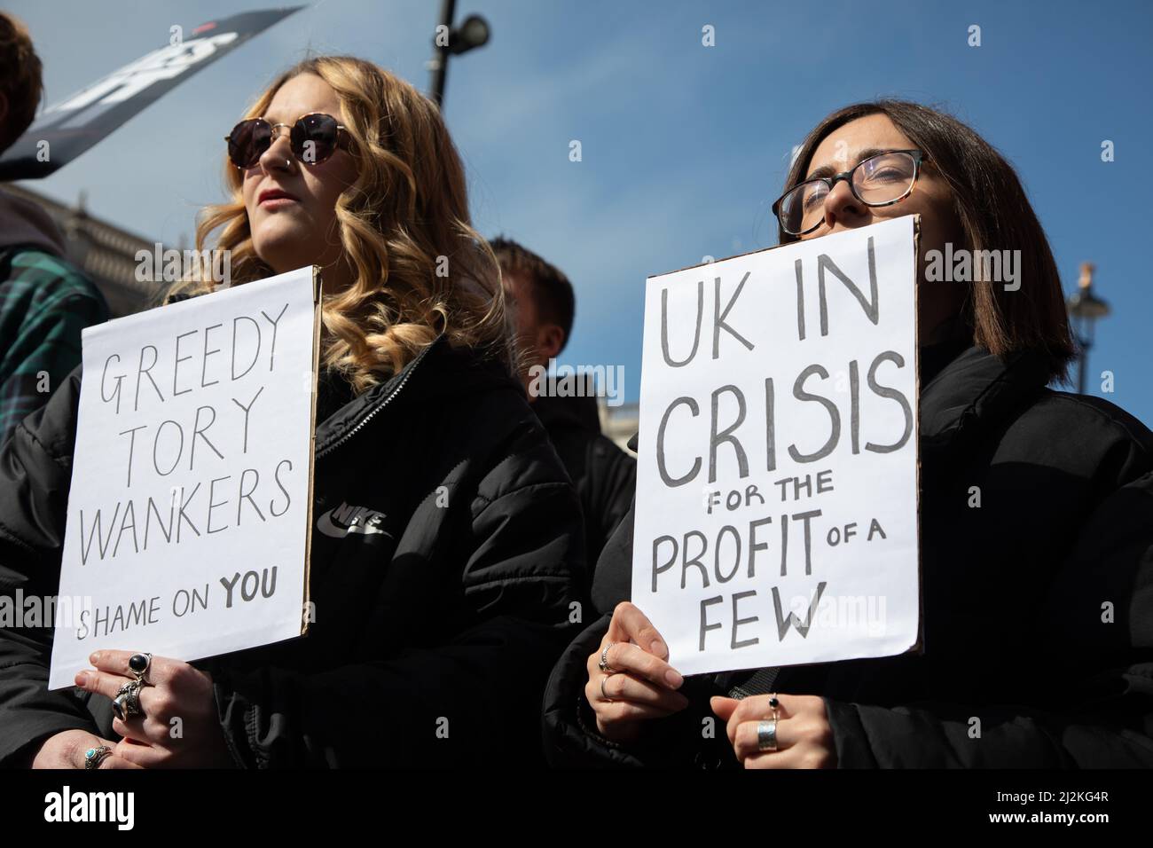 London, Großbritannien. 2. April 2022. Vor der Downing Street haben sich Menschen versammelt, um gegen die steigenden Lebenshaltungskosten im Land zu protestieren. Quelle: Kiki Streitberger/Alamy Live News Stockfoto