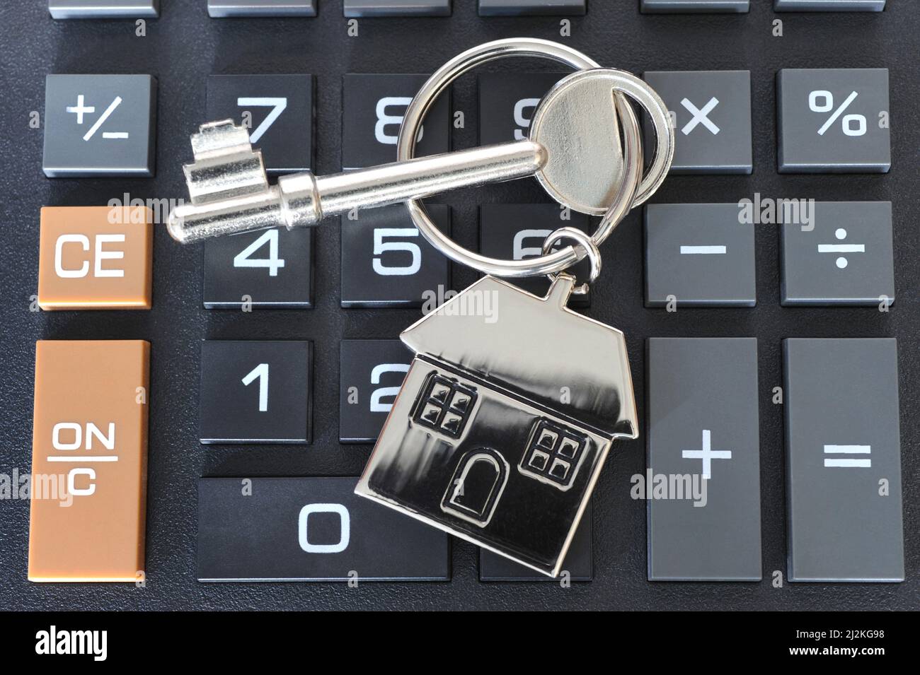 HAUS SCHLÜSSELRING MIT HAUSSCHLÜSSEL UND RECHNER RE LEBENSHALTUNGSKOSTEN STEIGENDE PREISE GAS STROM HEIZUNG ETC UK Stockfoto