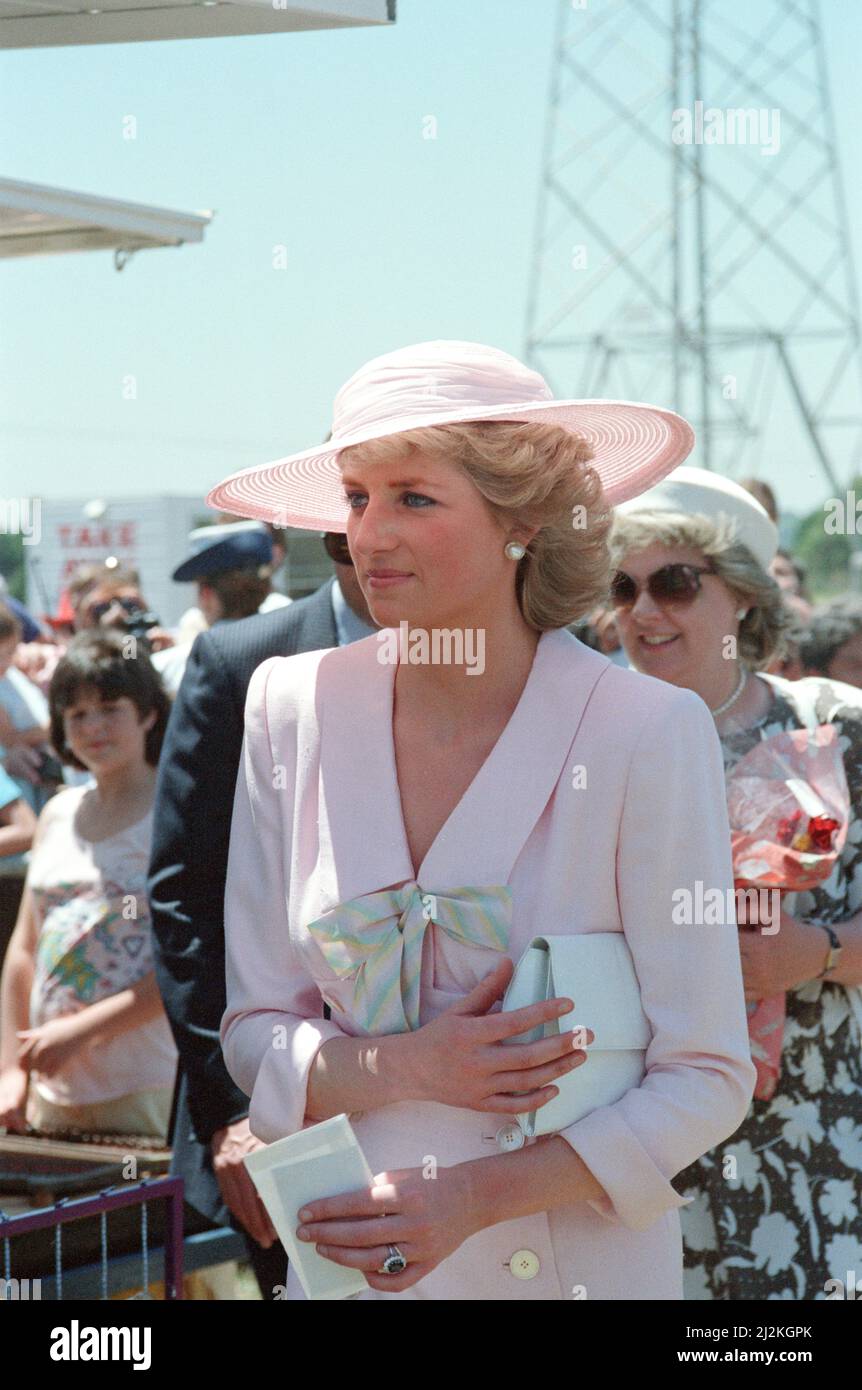 Ihre Königliche Hoheit Prinzessin Diana, die Prinzessin von Wales, während ihrer Australienreise 1988. Die Prinzessin ist im Footscray Park in Melbourne, Victoria, abgebildet und trägt ein von Catherine Walker entworfenes Outfit. Bild aufgenommen am 27.. Januar 1988 Stockfoto