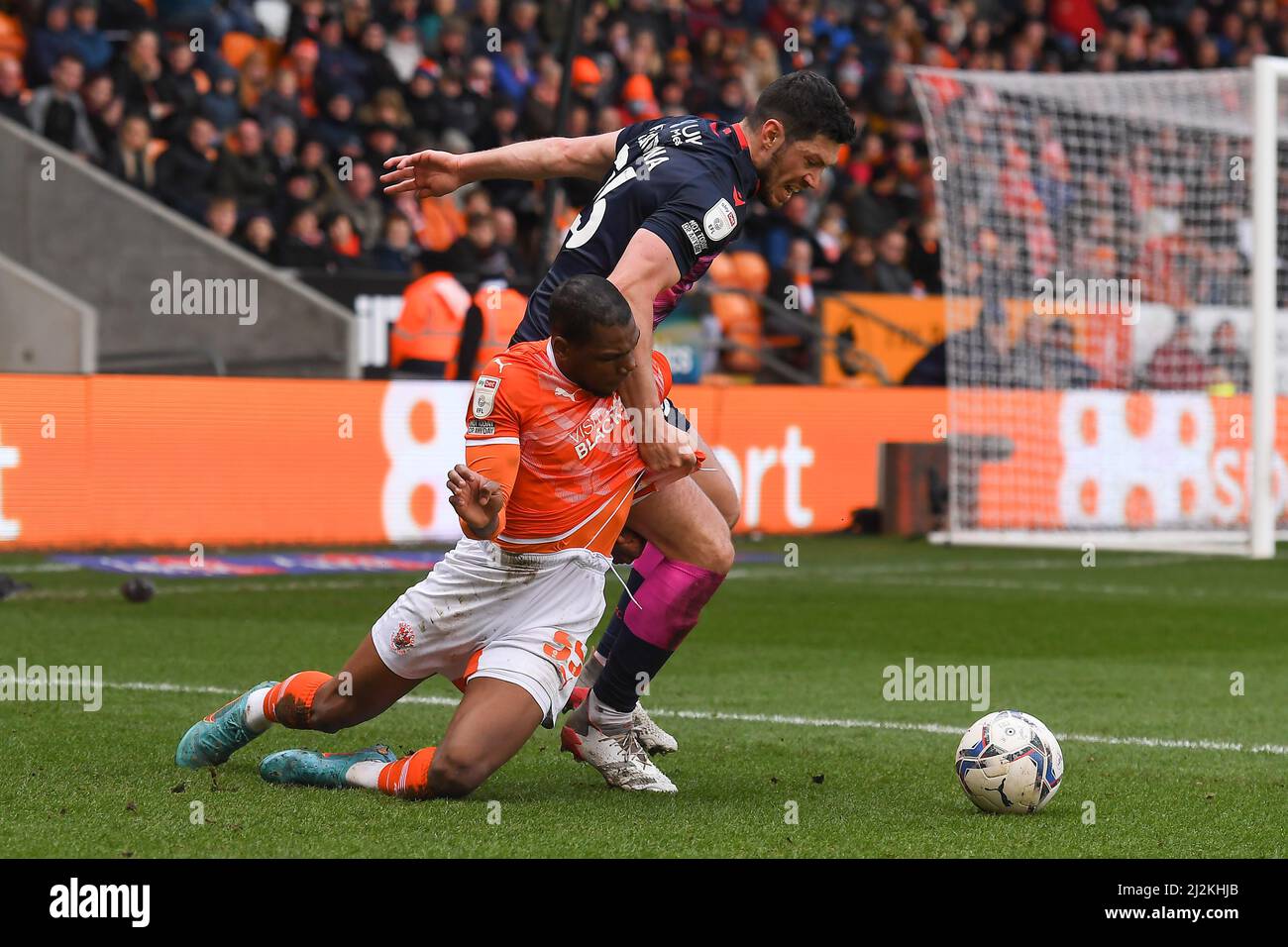 BLACKPOOL, GROSSBRITANNIEN. APR 1. Scott McKenna von Nottingham Forest kämpft am Samstag, dem 2.. April 2022, mit Dujon Sterling von Blackpool während des Sky Bet Championship-Spiels zwischen Blackpool und Nottingham Forest in der Bloomfield Road, Blackpool, um den Ball. (Kredit: Jon Hobley | MI News) Kredit: MI Nachrichten & Sport /Alamy Live News Stockfoto