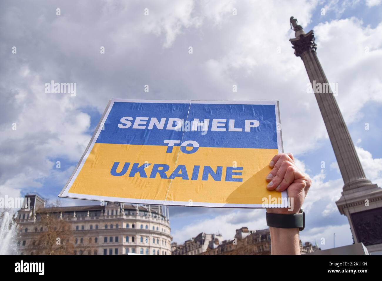 London, England, Großbritannien. 2. April 2022. Ein Protestler hält ein Plakat mit dem Titel „Send Help to Ukraine“. Die Demonstranten versammeln sich weiterhin auf dem Trafalgar Square in Solidarität mit der Ukraine, während Russland seinen Angriff verstärkt. (Bild: © Vuk Valcic/ZUMA Press Wire) Stockfoto London, England, Großbritannien. 2. April 2022. Ein Protestler hält ein Plakat mit dem Titel „Send Help to Ukraine“. Die Demonstranten versammeln sich weiterhin auf dem Trafalgar Square in Solidarität mit der Ukraine, während Russland seinen Angriff verstärkt. (Bild: © Vuk Valcic/ZUMA Press Wire) Stockfoto