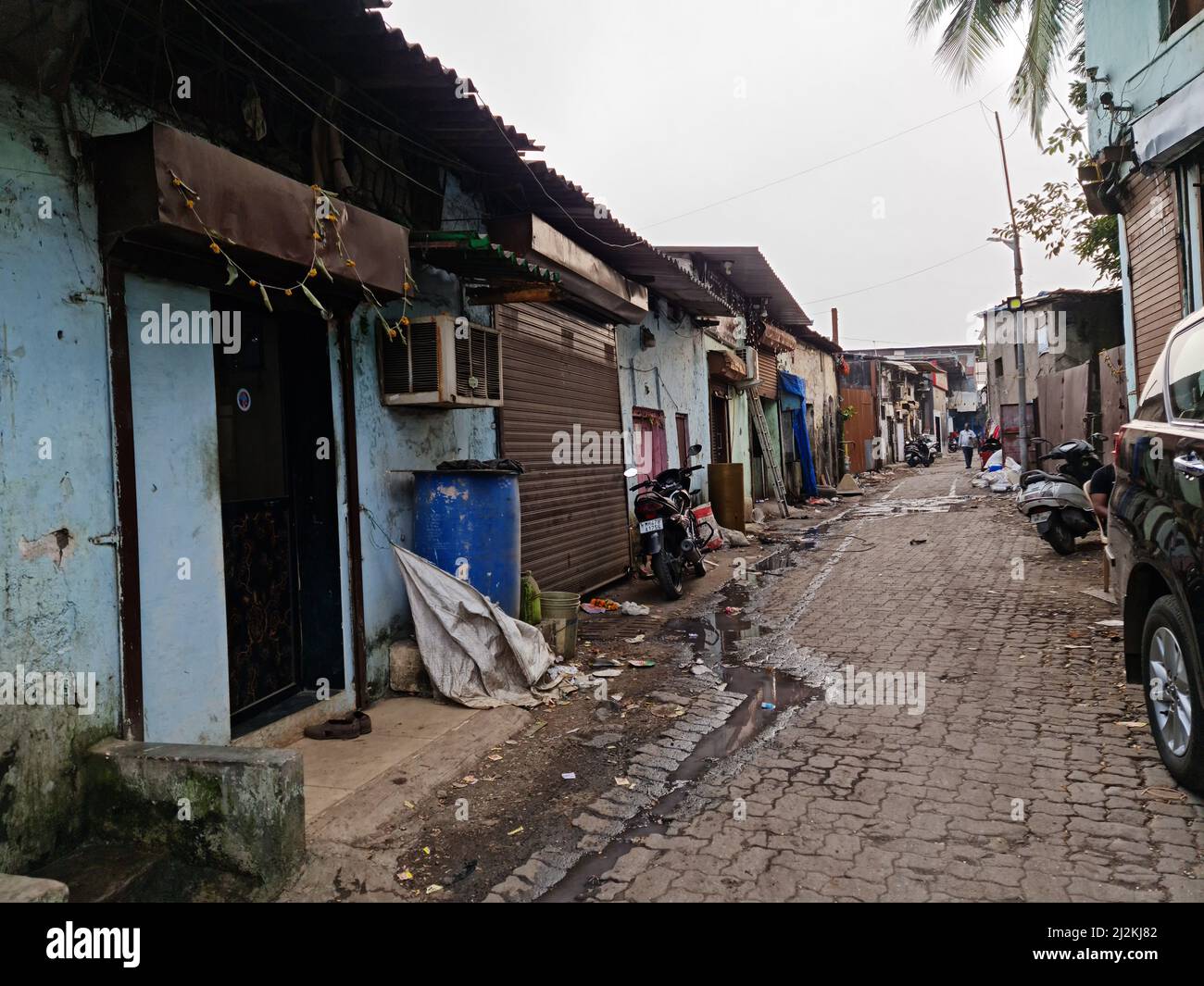 Mumbai, Maharashtra, Indien, Februar 24 2022: Eine schmale Gasse vor der Nari Sewa Sadan Road, die aus Mumbai, Kurla Region, in ein Slum führt. Mit Geschäften und Haus Stockfoto