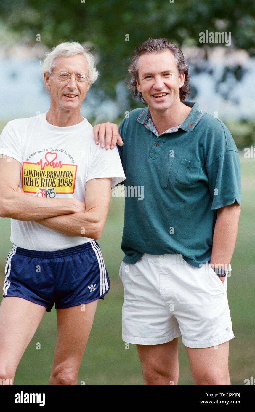 Der Schauspieler Larry Lamb (rechts) fand während der Dreharbeiten zu 'Buster' einen neuen Freund - Bruce Reynolds, den Mann, dessen Rolle er spielt. Sie arbeiten regelmäßig zusammen. Bruce Reynolds meisterte den großen Eisenbahnraub von 1963. 19.. August 1988. Stockfoto