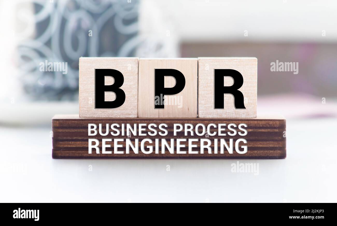 BPR - Business Process Reengineering - Akronym für Holzwürfel auf Säulen von Zahlen Hintergrund. BPR , Akronym für Holzwürfel. Hintergrund - Dokument Stockfoto