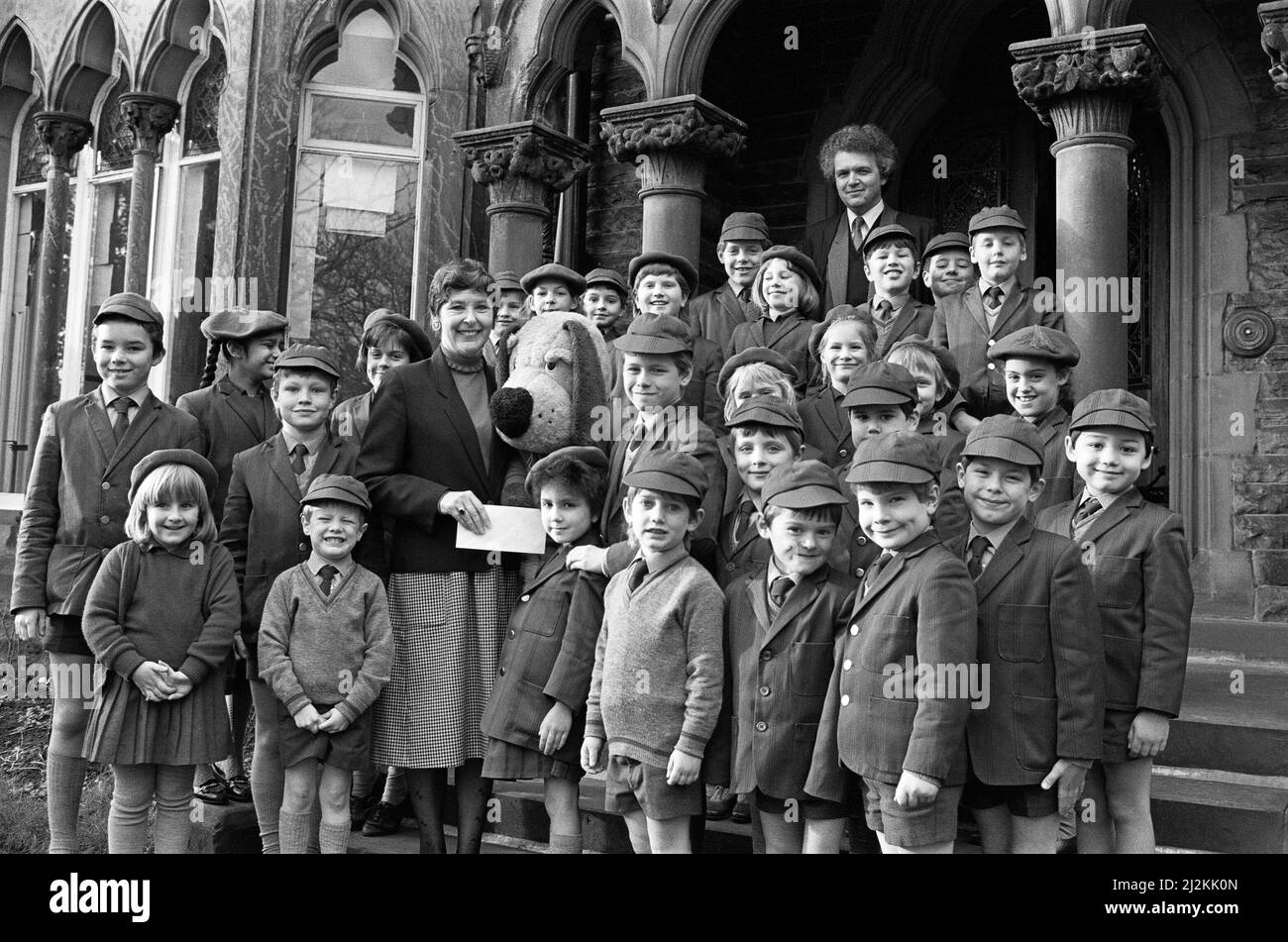 Schüler der St David's School, Marsh, stellen einen Scheck für £1000 vor, um dem im Alter geborenen Maskottchen Hector und der Regionalvertreterin Frau S Simpson zu helfen. 20.. Januar 1988. Stockfoto