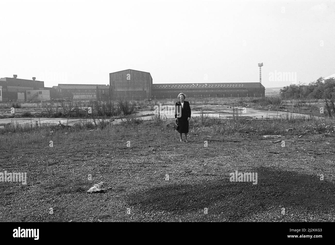 Premierministerin Margaret Thatcher Hier gesehen, was von der Head Wrightson-Arbeit in Thornaby, Middlesbrough, noch übrig ist die Premierministerin startete ihre innerstädtische Offensive auf Teesside mit dem Versprechen von 1.000 neuen Arbeitsplätzen. Die Teesside Urban Development Corporation kündigte neue Arbeitsplätze an, die von Unternehmen wie British Telecom, Northern Ocean Services, Nissan und anderen geschaffen wurden, sowie Pläne, die schließlich zur Schaffung der Tees Barrage, des Teesside Park-Einzelhandelszentrums und zur Sanierung der Marina Hartlepool führen würden. Margaret Thatcher kam mit einer Botschaft der Hoffnung in die Region? Aber sie sagte sie Stockfoto