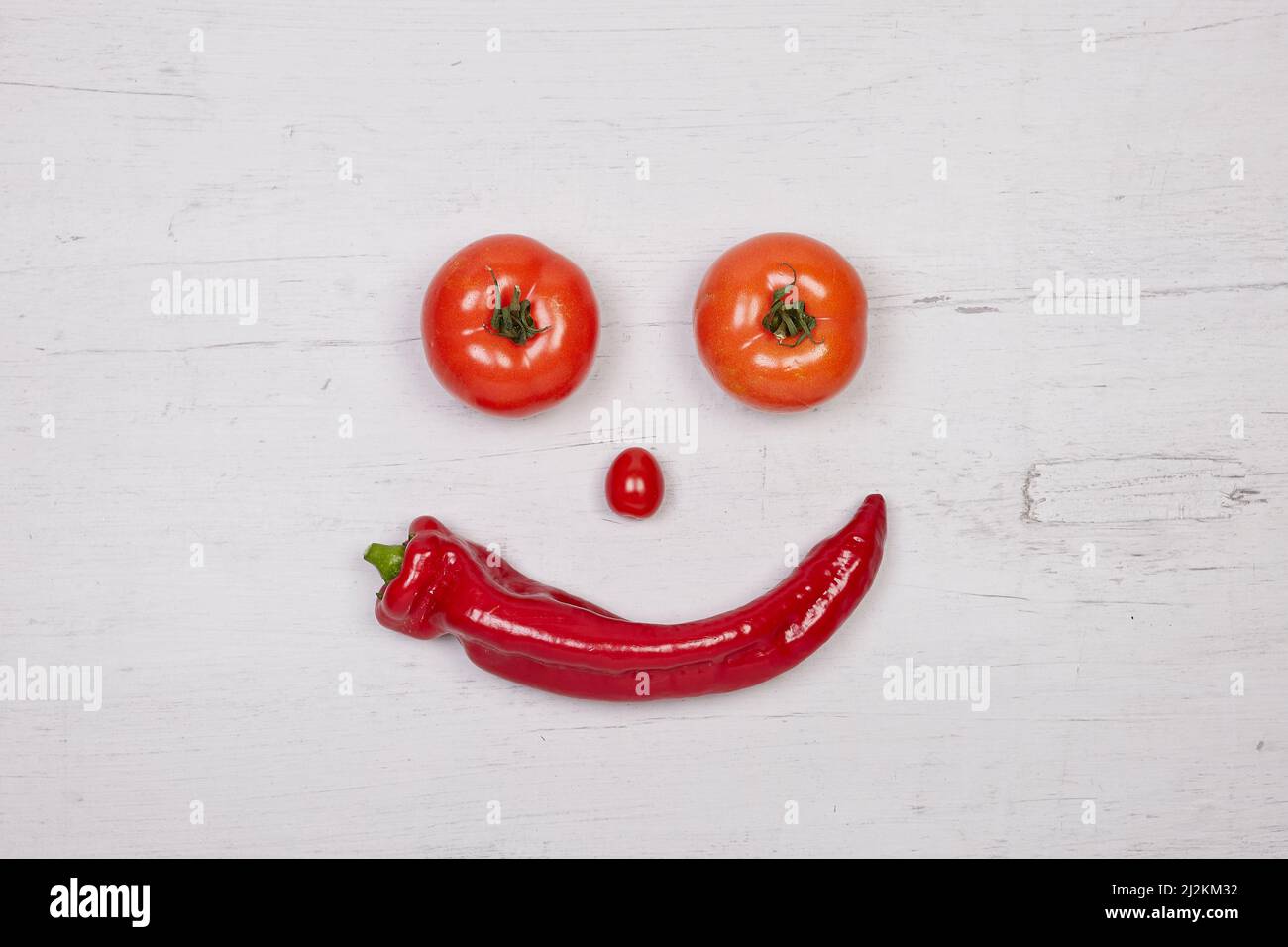 Tomaten und Pepperoni bauen ein Gesicht, kopieren Raum Stockfoto