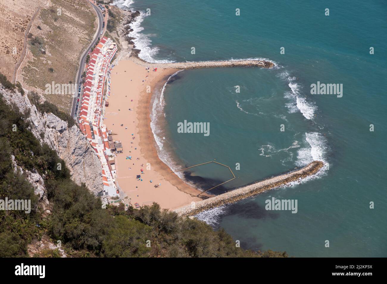 Geschütztes Badegebiet und Strand an der Ostküste von Gibraltar Stockfoto
