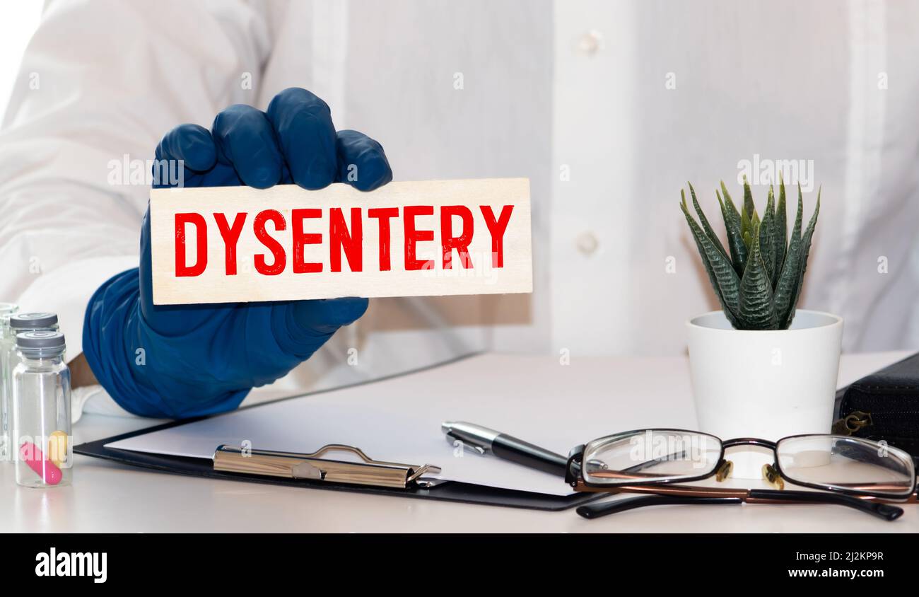 Der Arzt führt eine Karte mit dem Namen der Diagnose Dysenterie. Selektiver Fokus. Medizinisches Konzept. Stockfoto