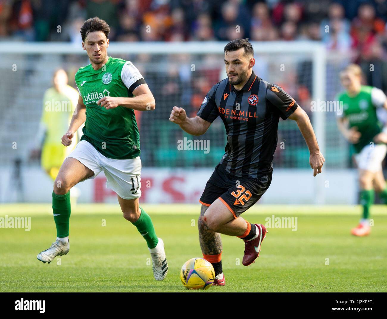 Edinburgh, Großbritannien. 02. Apr, 2022. Cinch Premiership - Hibernian FC / Dundee United FC 2/4/2022. Hibernian ist Gastgeber von Dundee Utd in der Cinch Premiership im Easter Road Stadium, Edinburgh, Midlothian, Großbritannien. Bild zeigt: HibsÕ Mittelfeldspieler Josh Campbell wird besser als HibsÕ Linksaußen, Joe Newell. Quelle: Ian Jacobs/Alamy Live News Stockfoto