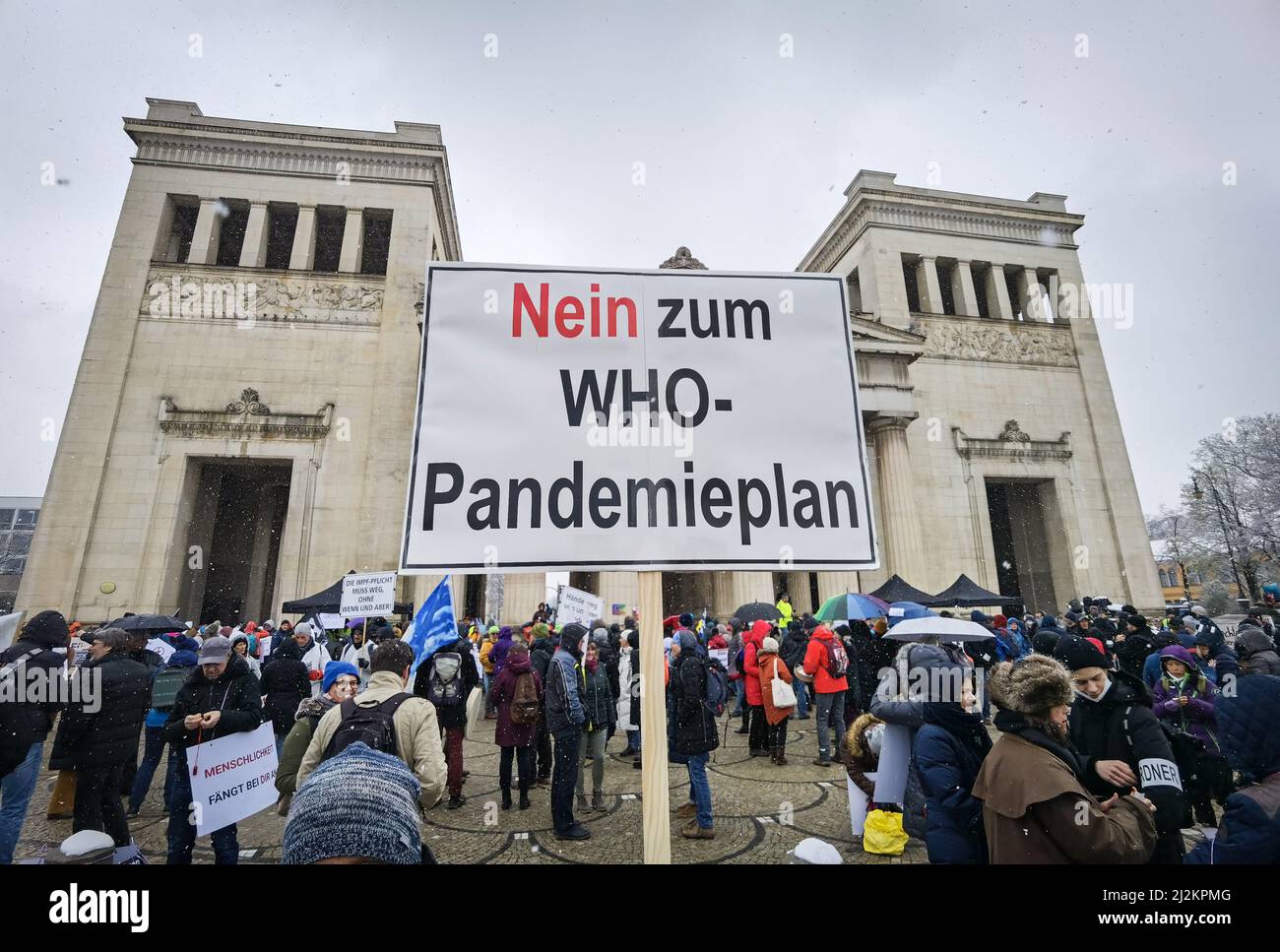 München, Bayern, Deutschland. 2. April 2022. Trotz der weitreichenden Lockerungen in den Anti-Corona-Vorschriften, einschließlich der Abschaffung der meisten Regeln und immer noch keiner Impfpflicht, organisierten die Corona-Rebellen in München einen großen Protest vor allem gegen Impfstoffe und Impfstoffmandate, die es nicht gibt. Die Grundlage für ihre Argumentation basierte größtenteils auf Verschwörungen, einschließlich medizinischer und genetischer Experimente an Menschen, der Neuen Weltordnung und Entvölkerung. Die Demos signalisieren, dass die Gruppe trotz der Lockerung der Maßnahmen bereit ist, sich mit einem beliebigen Keilthema gegen ihr Hauptthema zu drehen Stockfoto