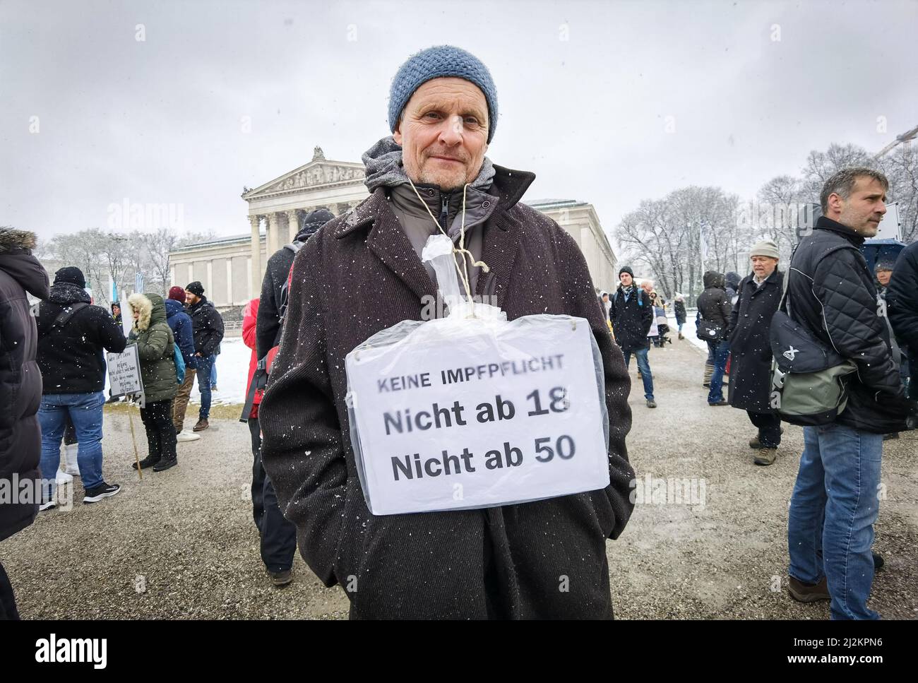 München, Bayern, Deutschland. 2. April 2022. Trotz der weitreichenden Lockerungen in den Anti-Corona-Vorschriften, einschließlich der Abschaffung der meisten Regeln und immer noch keiner Impfpflicht, organisierten die Corona-Rebellen in München einen großen Protest vor allem gegen Impfstoffe und Impfstoffmandate, die es nicht gibt. Die Grundlage für ihre Argumentation basierte größtenteils auf Verschwörungen, einschließlich medizinischer und genetischer Experimente an Menschen, der Neuen Weltordnung und Entvölkerung. Die Demos signalisieren, dass die Gruppe trotz der Lockerung der Maßnahmen bereit ist, sich mit einem beliebigen Keilthema gegen ihr Hauptthema zu drehen Stockfoto