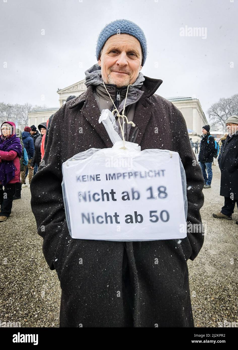 München, Bayern, Deutschland. 2. April 2022. Trotz der weitreichenden Lockerungen in den Anti-Corona-Vorschriften, einschließlich der Abschaffung der meisten Regeln und immer noch keiner Impfpflicht, organisierten die Corona-Rebellen in München einen großen Protest vor allem gegen Impfstoffe und Impfstoffmandate, die es nicht gibt. Die Grundlage für ihre Argumentation basierte größtenteils auf Verschwörungen, einschließlich medizinischer und genetischer Experimente an Menschen, der Neuen Weltordnung und Entvölkerung. Die Demos signalisieren, dass die Gruppe trotz der Lockerung der Maßnahmen bereit ist, sich mit einem beliebigen Keilthema gegen ihr Hauptthema zu drehen Stockfoto