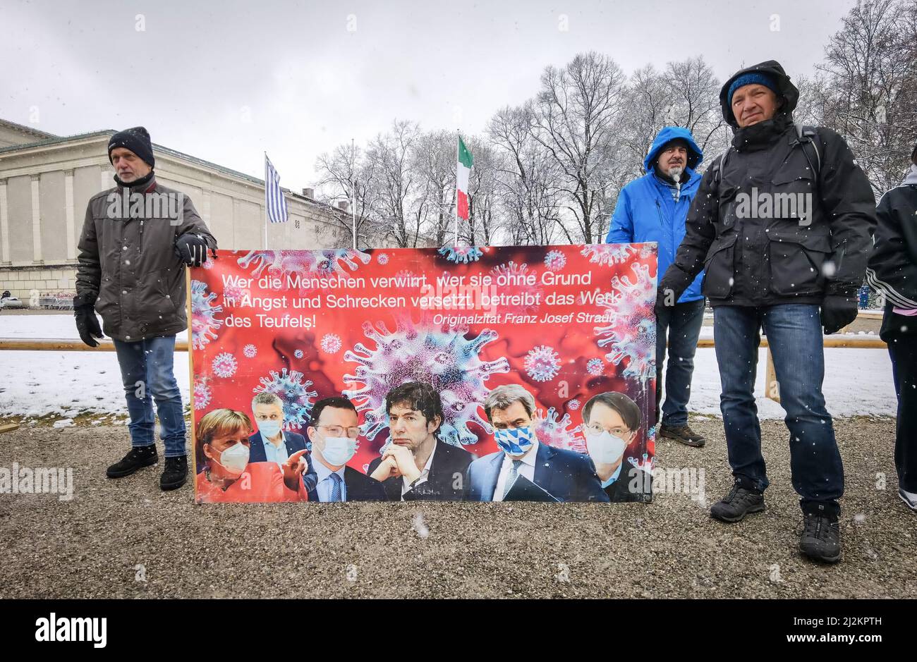 München, Bayern, Deutschland. 2. April 2022. Trotz der weitreichenden Lockerungen in den Anti-Corona-Vorschriften, einschließlich der Abschaffung der meisten Regeln und immer noch keiner Impfpflicht, organisierten die Corona-Rebellen in München einen großen Protest vor allem gegen Impfstoffe und Impfstoffmandate, die es nicht gibt. Die Grundlage für ihre Argumentation basierte größtenteils auf Verschwörungen, einschließlich medizinischer und genetischer Experimente an Menschen, der Neuen Weltordnung und Entvölkerung. Die Demos signalisieren, dass die Gruppe trotz der Lockerung der Maßnahmen bereit ist, sich mit einem beliebigen Keilthema gegen ihr Hauptthema zu drehen Stockfoto