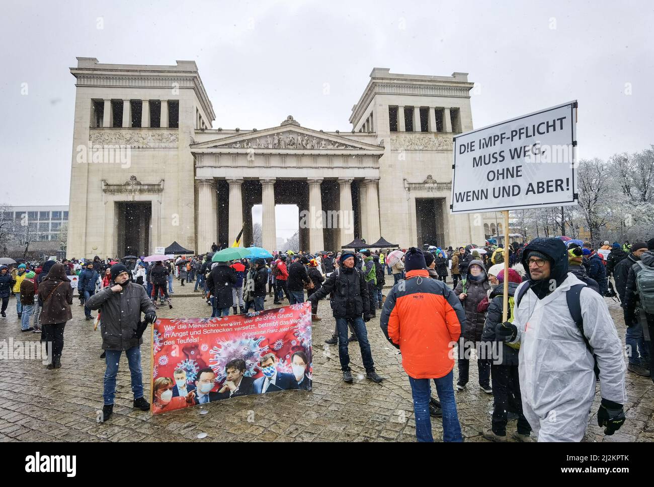 München, Bayern, Deutschland. 2. April 2022. Trotz der weitreichenden Lockerungen in den Anti-Corona-Vorschriften, einschließlich der Abschaffung der meisten Regeln und immer noch keiner Impfpflicht, organisierten die Corona-Rebellen in München einen großen Protest vor allem gegen Impfstoffe und Impfstoffmandate, die es nicht gibt. Die Grundlage für ihre Argumentation basierte größtenteils auf Verschwörungen, einschließlich medizinischer und genetischer Experimente an Menschen, der Neuen Weltordnung und Entvölkerung. Die Demos signalisieren, dass die Gruppe trotz der Lockerung der Maßnahmen bereit ist, sich mit einem beliebigen Keilthema gegen ihr Hauptthema zu drehen Stockfoto