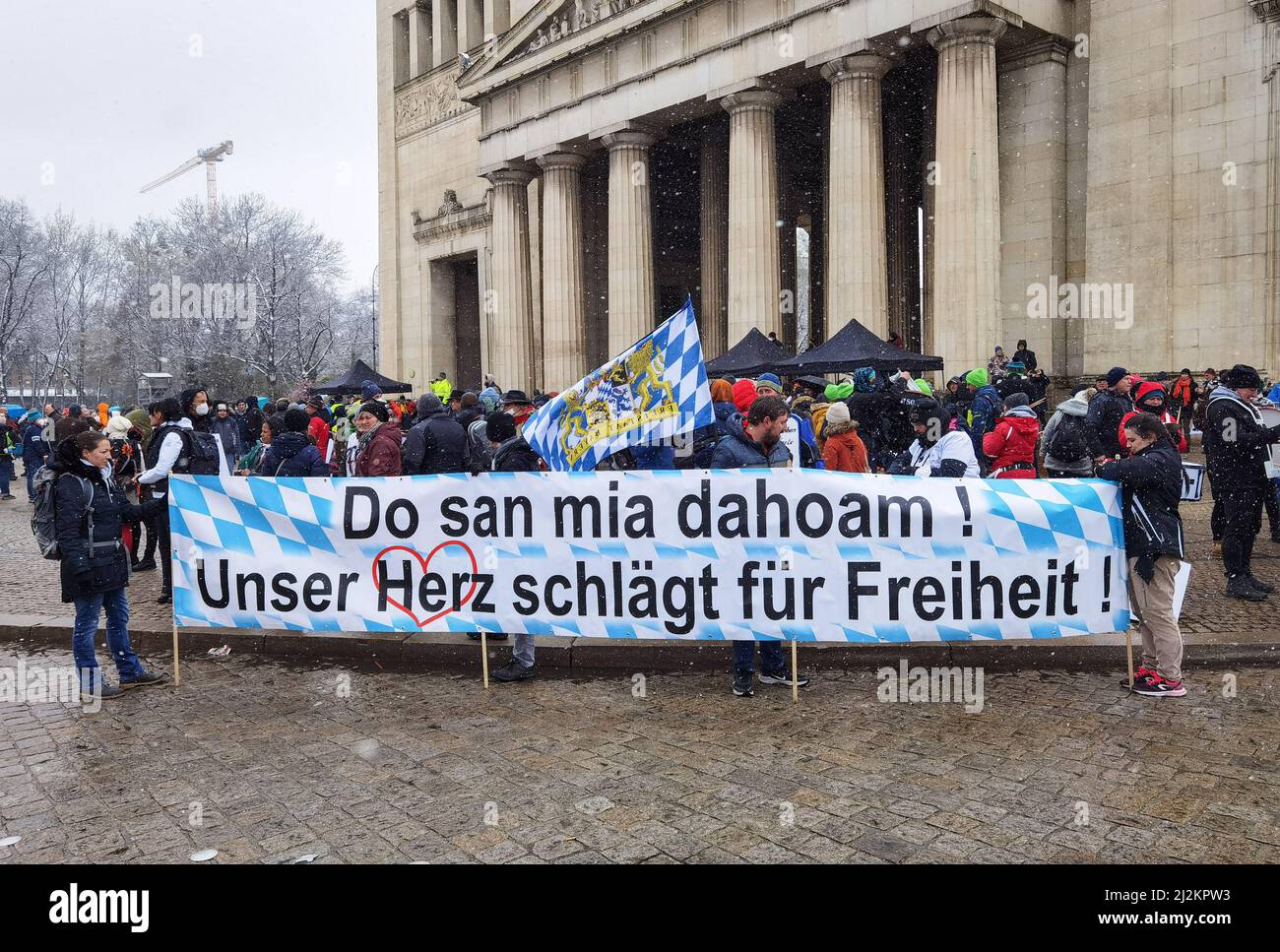 München, Bayern, Deutschland. 2. April 2022. Trotz der weitreichenden Lockerungen in den Anti-Corona-Vorschriften, einschließlich der Abschaffung der meisten Regeln und immer noch keiner Impfpflicht, organisierten die Corona-Rebellen in München einen großen Protest vor allem gegen Impfstoffe und Impfstoffmandate, die es nicht gibt. Die Grundlage für ihre Argumentation basierte größtenteils auf Verschwörungen, einschließlich medizinischer und genetischer Experimente an Menschen, der Neuen Weltordnung und Entvölkerung. Die Demos signalisieren, dass die Gruppe trotz der Lockerung der Maßnahmen bereit ist, sich mit einem beliebigen Keilthema gegen ihr Hauptthema zu drehen Stockfoto