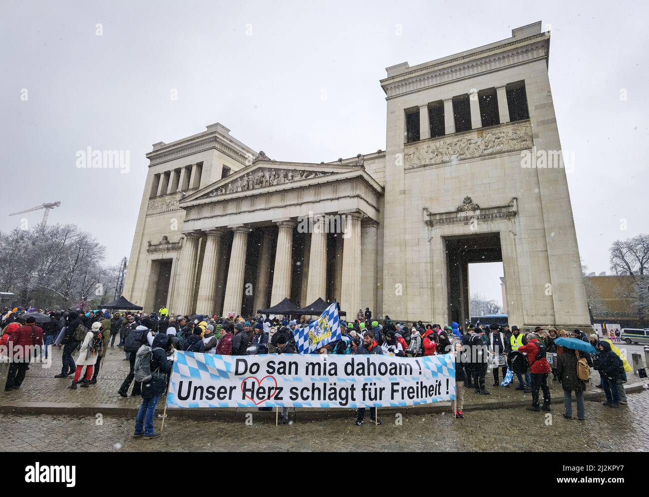 München, Bayern, Deutschland. 2. April 2022. Trotz der weitreichenden Lockerungen in den Anti-Corona-Vorschriften, einschließlich der Abschaffung der meisten Regeln und immer noch keiner Impfpflicht, organisierten die Corona-Rebellen in München einen großen Protest vor allem gegen Impfstoffe und Impfstoffmandate, die es nicht gibt. Die Grundlage für ihre Argumentation basierte größtenteils auf Verschwörungen, einschließlich medizinischer und genetischer Experimente an Menschen, der Neuen Weltordnung und Entvölkerung. Die Demos signalisieren, dass die Gruppe trotz der Lockerung der Maßnahmen bereit ist, sich mit einem beliebigen Keilthema gegen ihr Hauptthema zu drehen Stockfoto